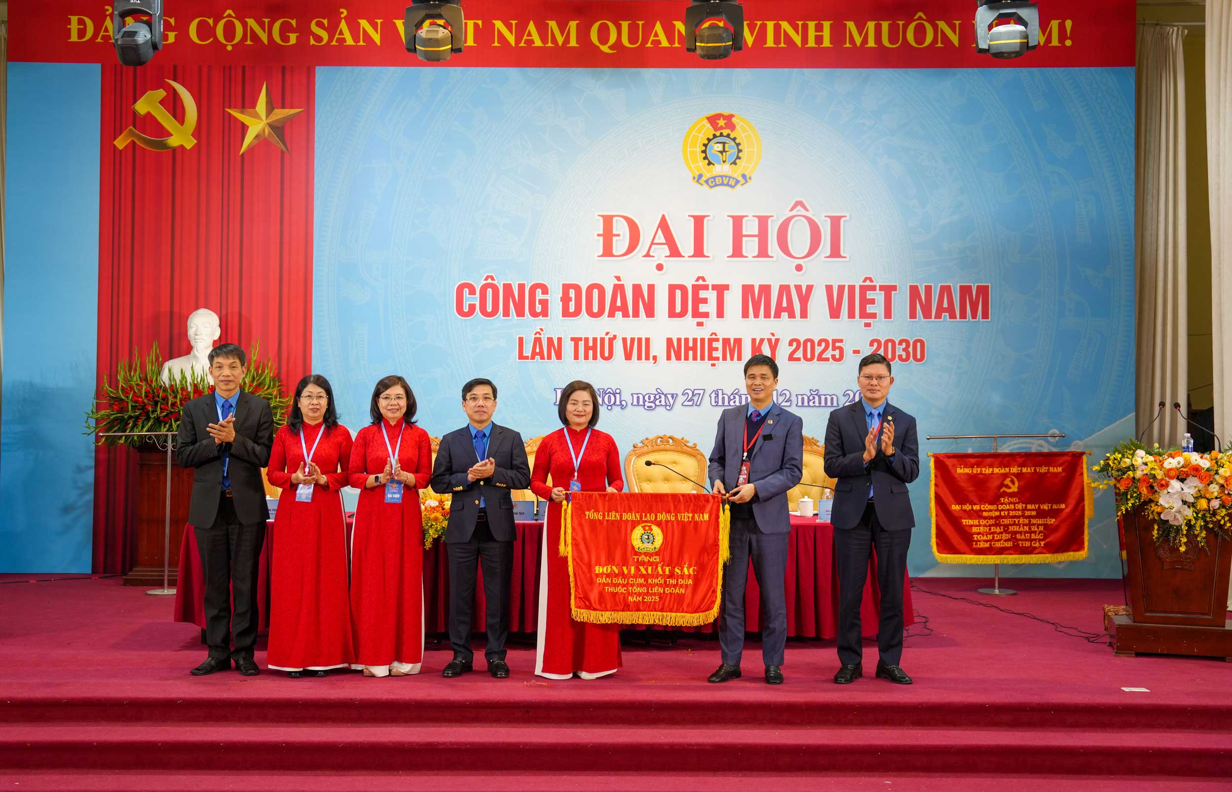 Nhận cờ xuất sắc dẫn đầu Khối thi đua năm 2025