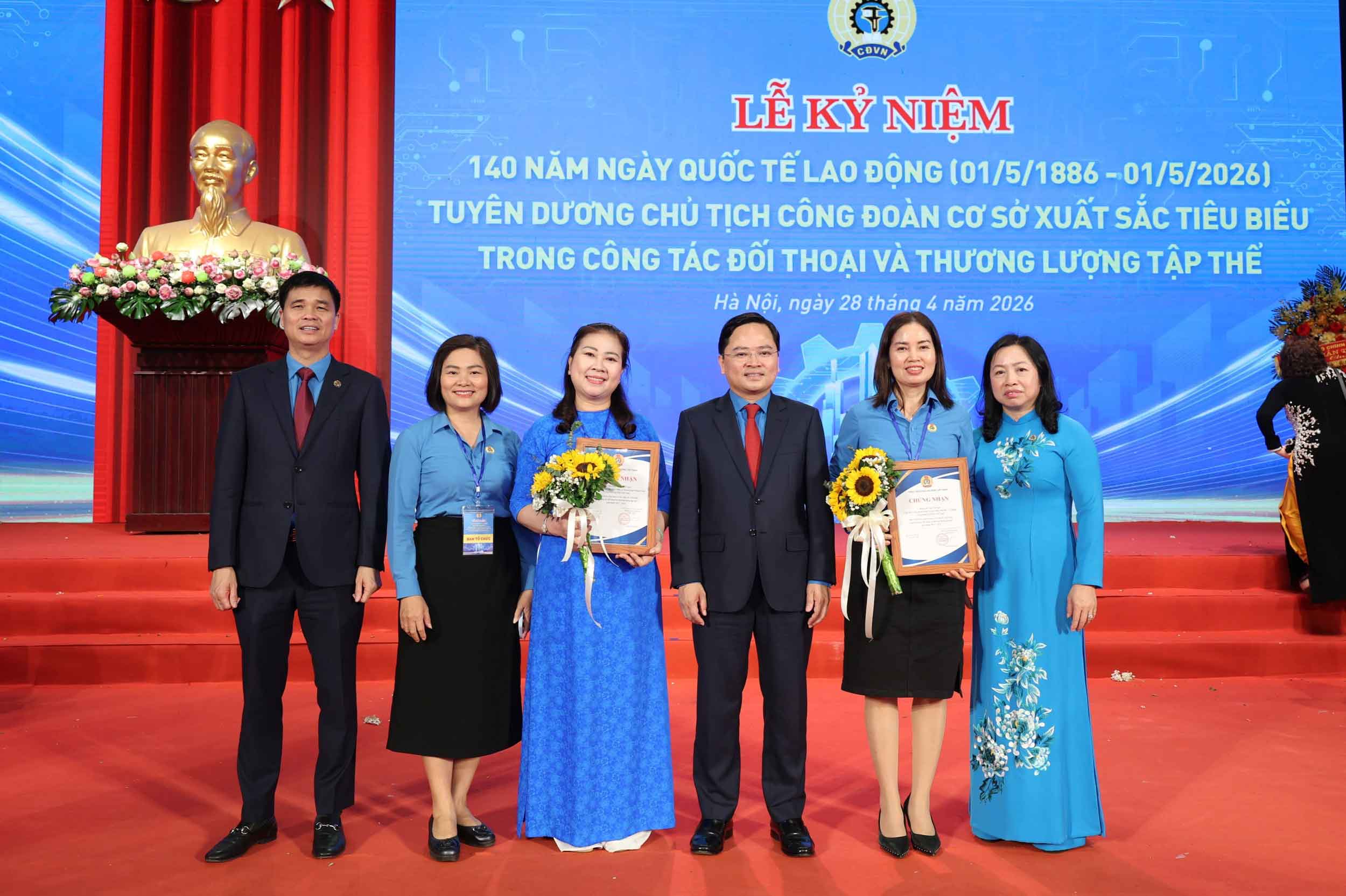 Tuyên dương Chủ tịch công đoàn cơ sở xuất sắc tiêu biểu trong công tác đối thoại và thương lượng tập thể