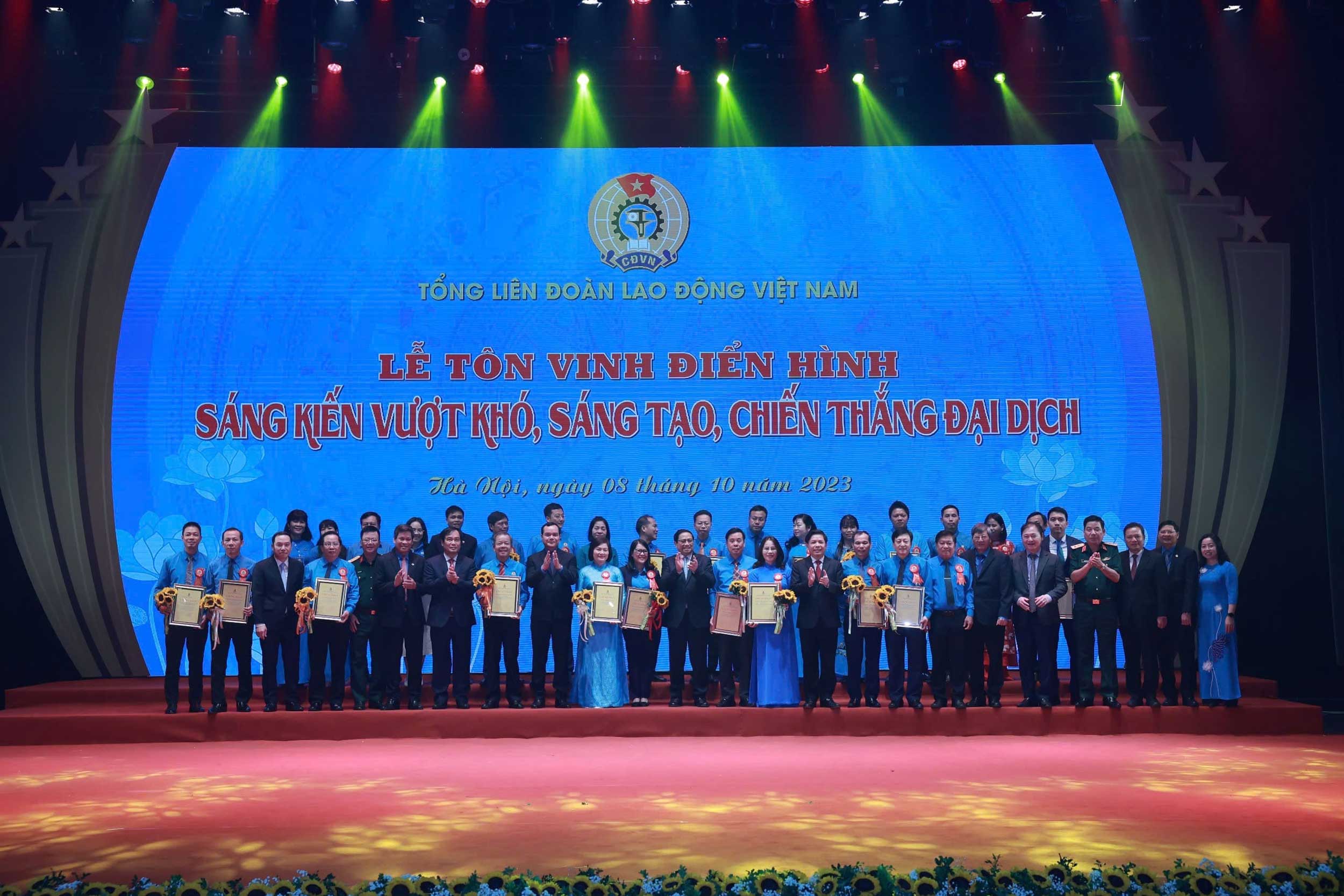 Nhận khen thưởng cấp Tổng Liên đoàn chương trình 1 triệu sáng kiến