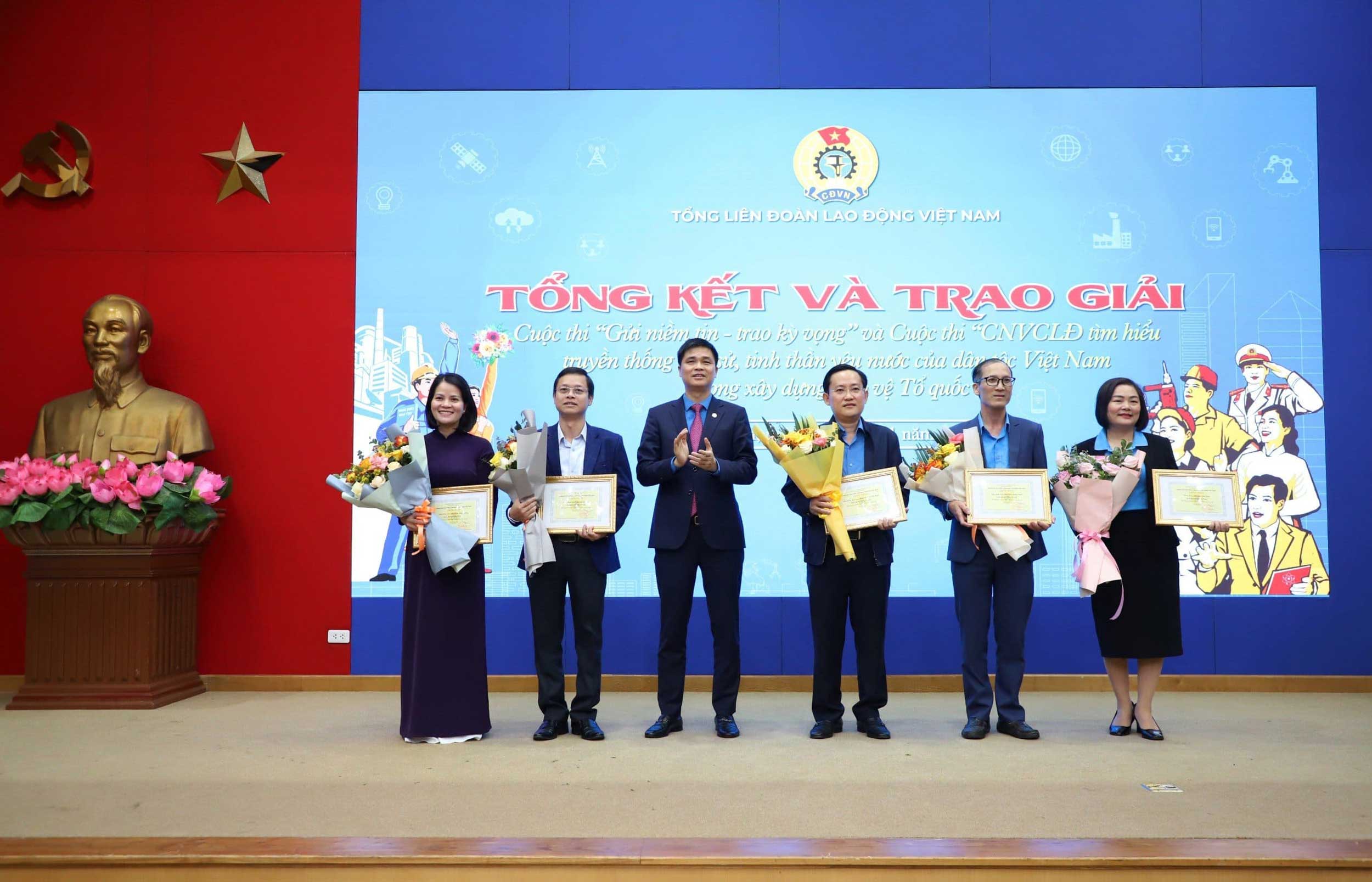 Nhận giải cuộc thi Gửi niềm tin, trao kỳ vọng