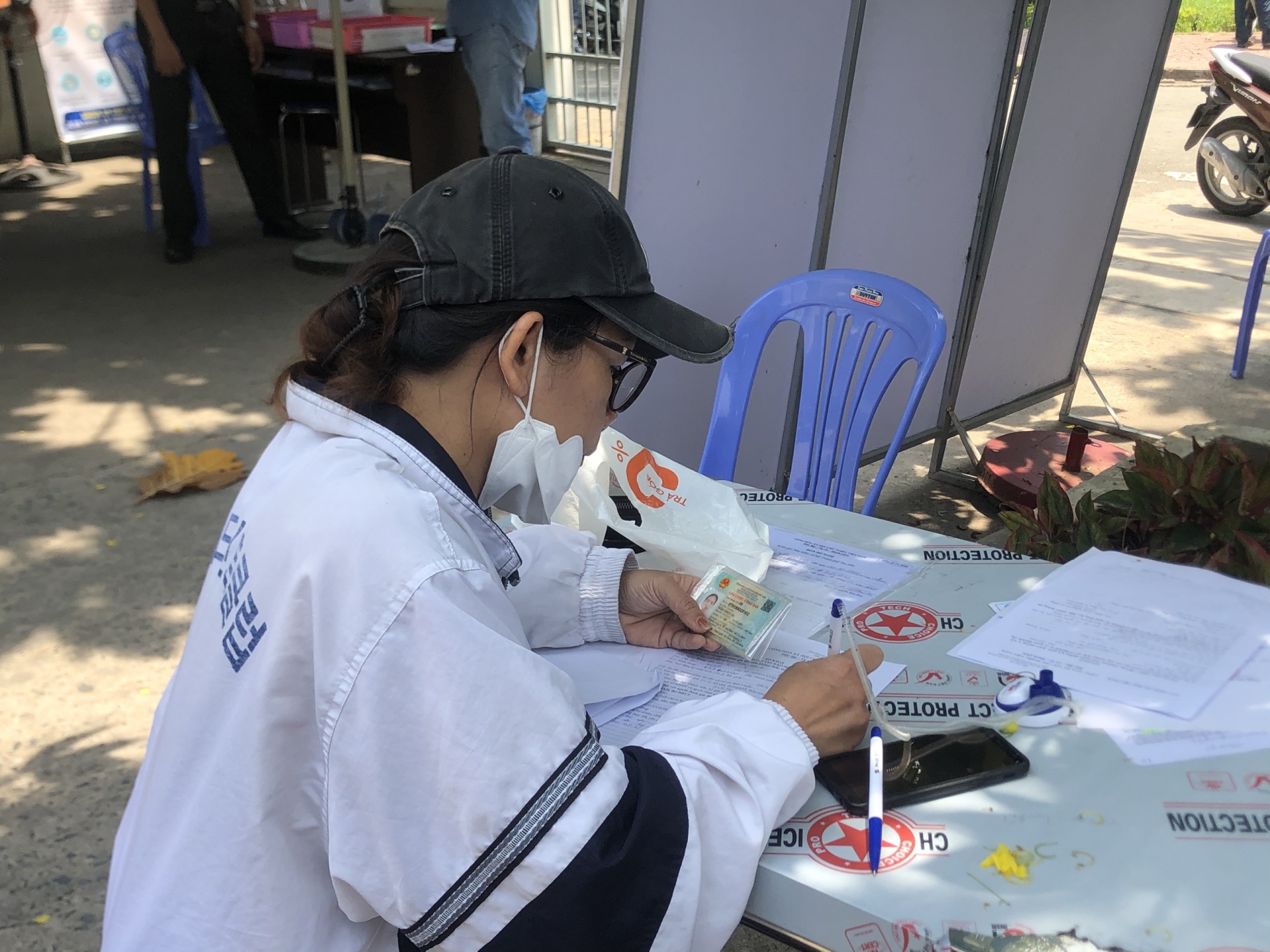 TP. HCM: Xếp hàng từ 5 giờ sáng để rút BHXH một lần