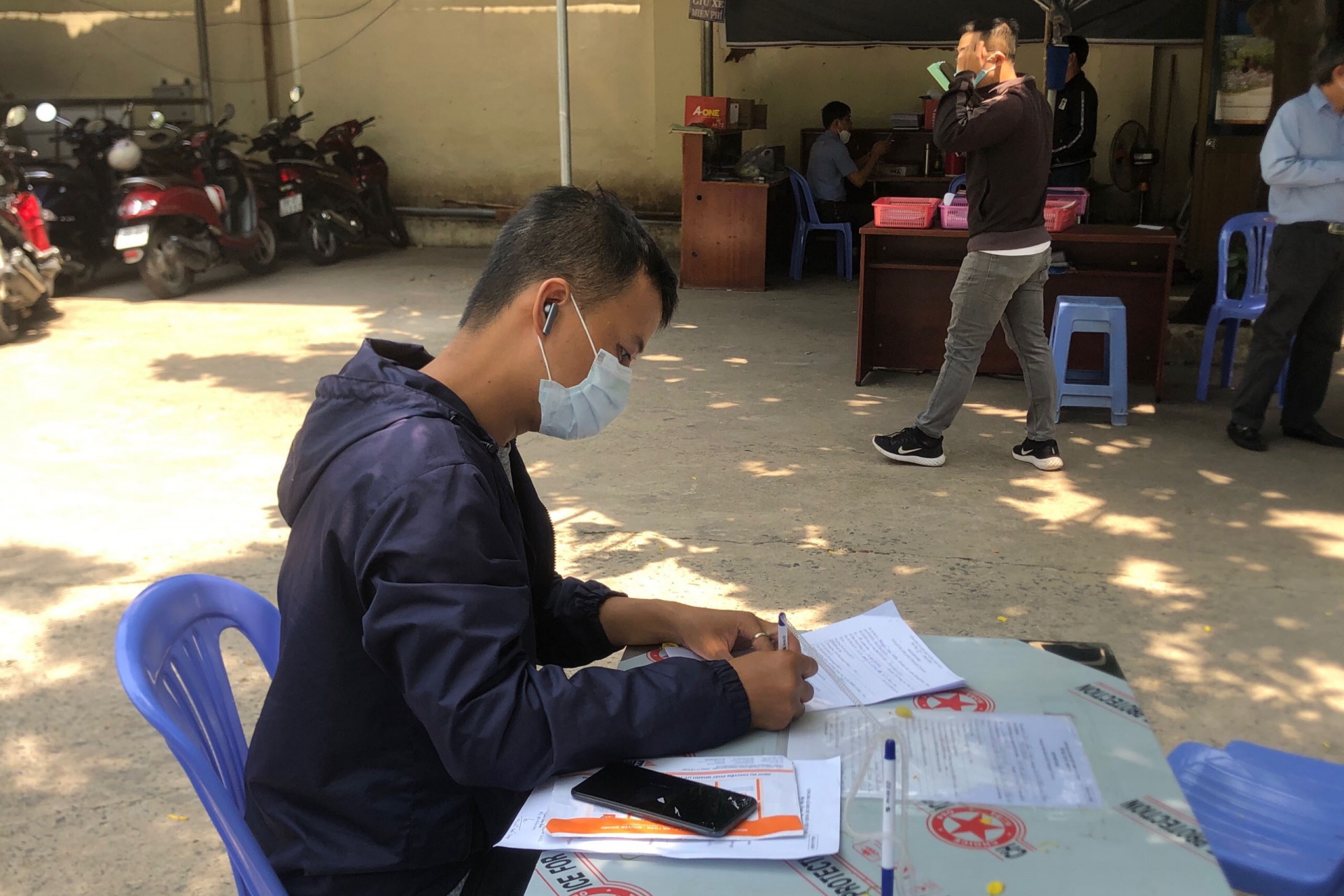 TP. HCM: Xếp hàng từ 5 giờ sáng để rút BHXH một lần