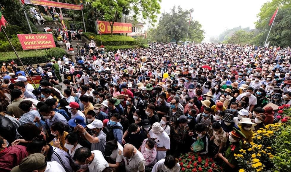 Hàng trăm ngàn người hành hương và chỉ dấu phục hồi du lịch