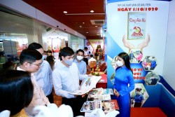 Đồng chí Ngọ Duy Hiểu chúc mừng gian trưng bày của Tạp chí Lao động và Công đoàn