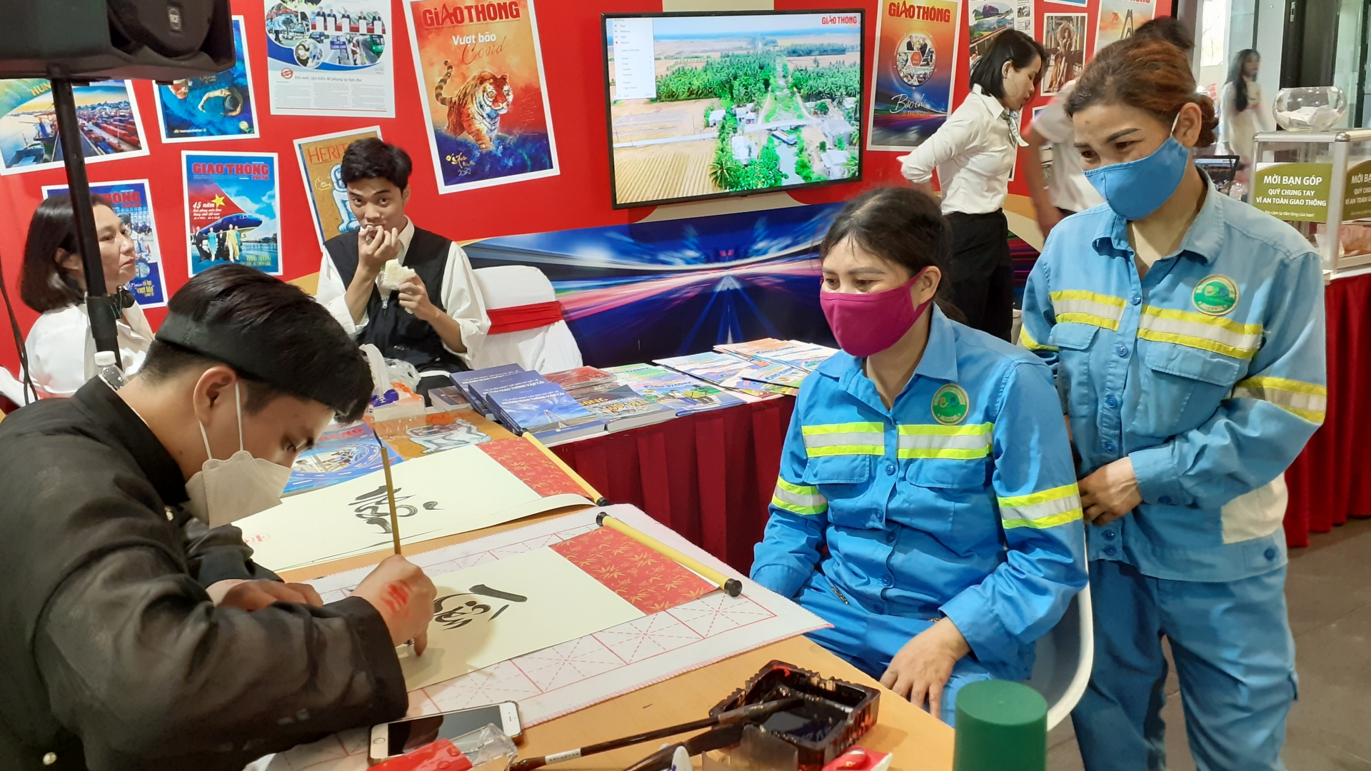 undefined Chị Tình xin chữ “Tiền”