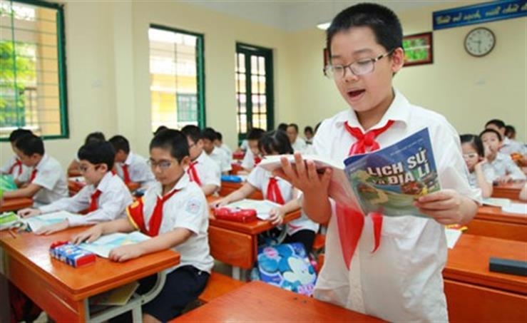 Bắt học sử làm gì khi học sinh xé đề cương trắng xóa sân trường?