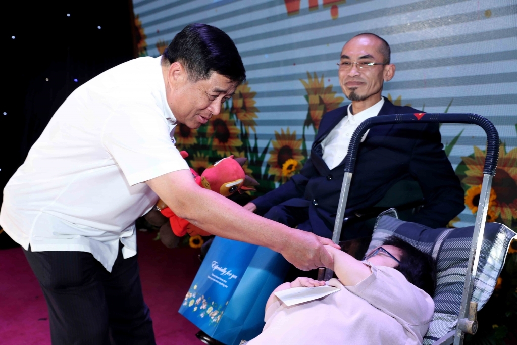 Tạo cơ hội để người khuyết tật được làm việc và cống hiến Tạo cơ hội để người khuyết tật được làm việc và cống hiến
