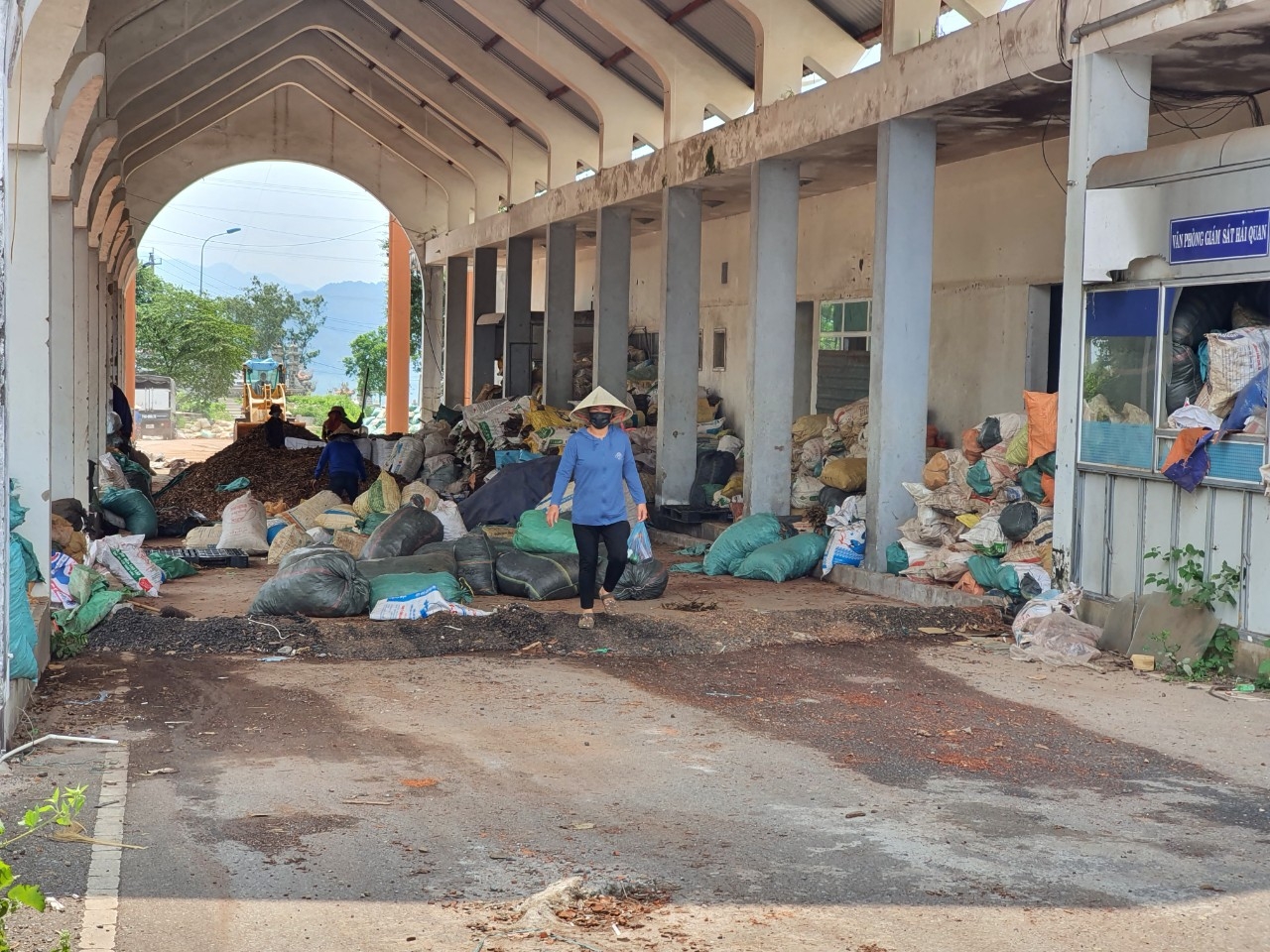 Giải tỏa cổng B Khu Kinh tế - Thương mại đặc biệt Lao Bảo: Tại sao không? Giải tỏa cổng B Khu Kinh tế - Thương mại đặc biệt Lao Bảo: Tại sao không?