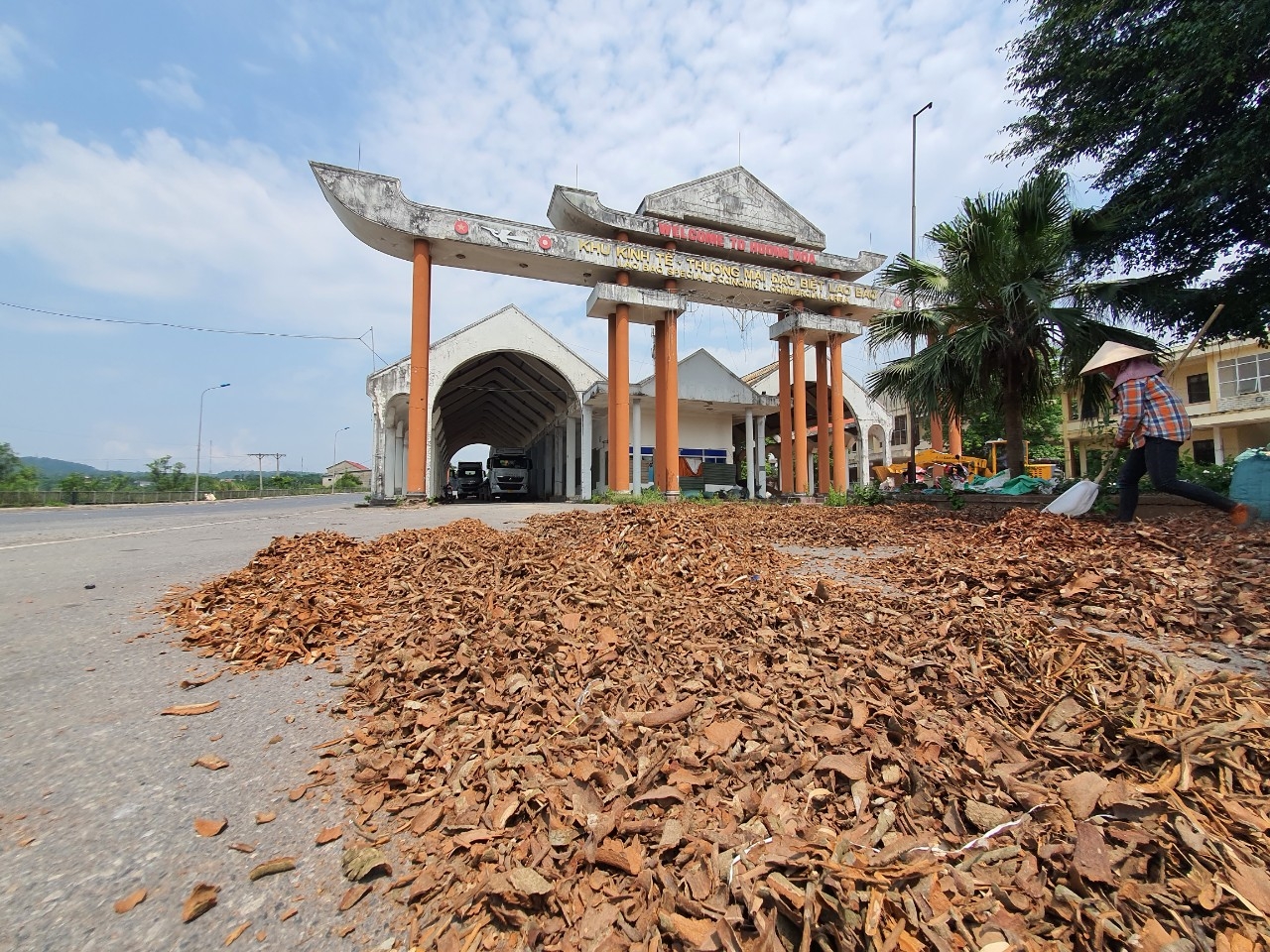 Giải tỏa cổng B Khu Kinh tế - Thương mại đặc biệt Lao Bảo: Tại sao không? Giải tỏa cổng B Khu Kinh tế - Thương mại đặc biệt Lao Bảo: Tại sao không?