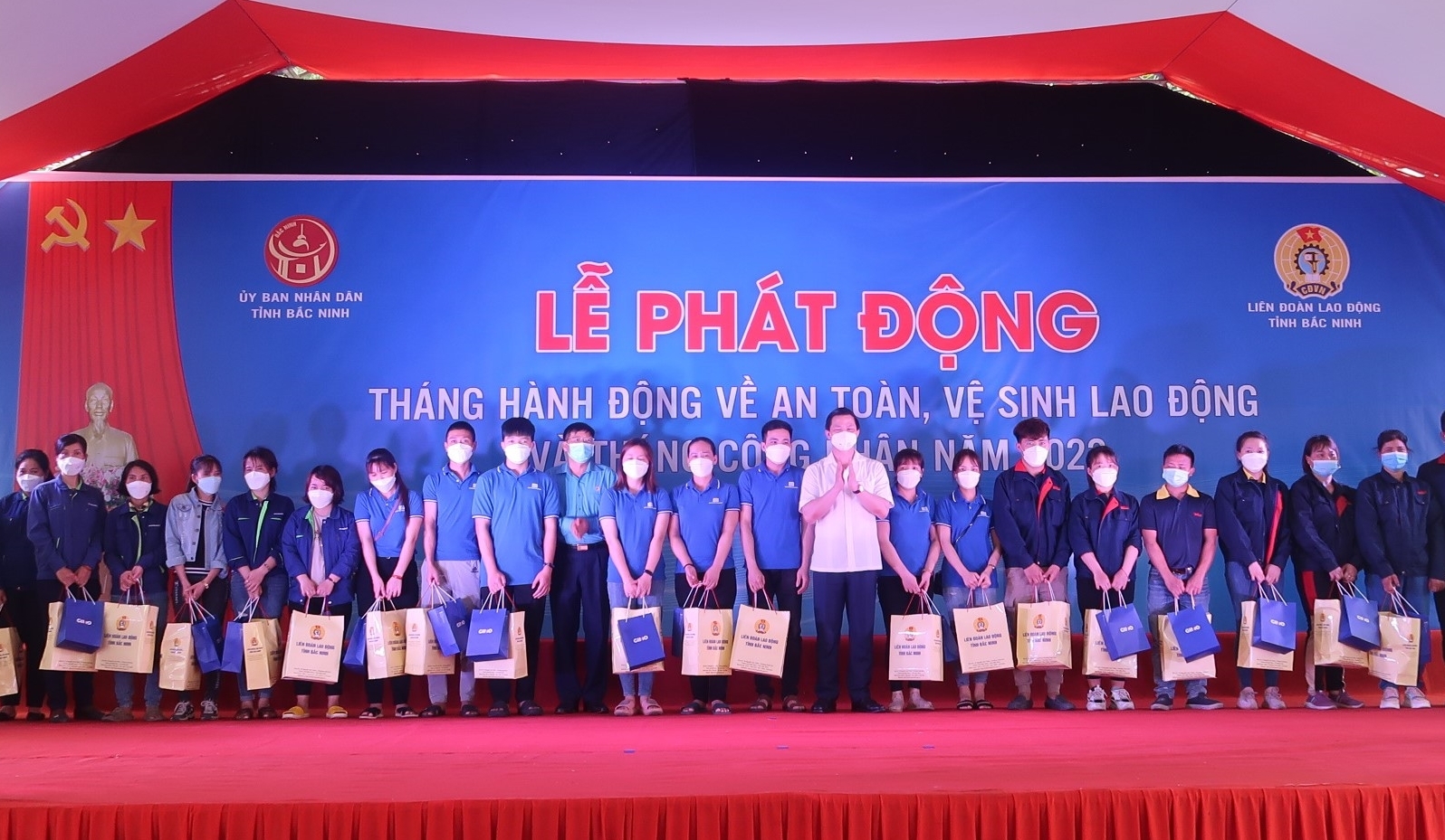 Tặng hơn 1.000 suất quà cho đoàn viên, người lao động có hoàn cảnh khó khăn