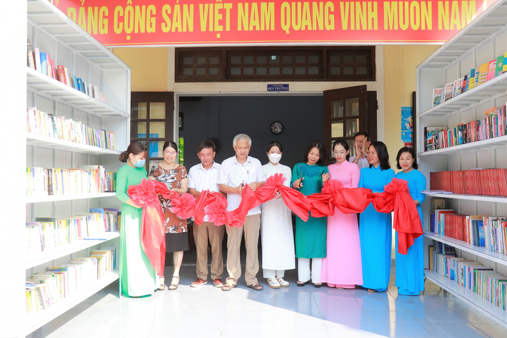 LĐLĐ Hương Trà: Khai trương Tủ sách Công đoàn LĐLĐ Hương Trà: Khai trương Tủ sách Công đoàn