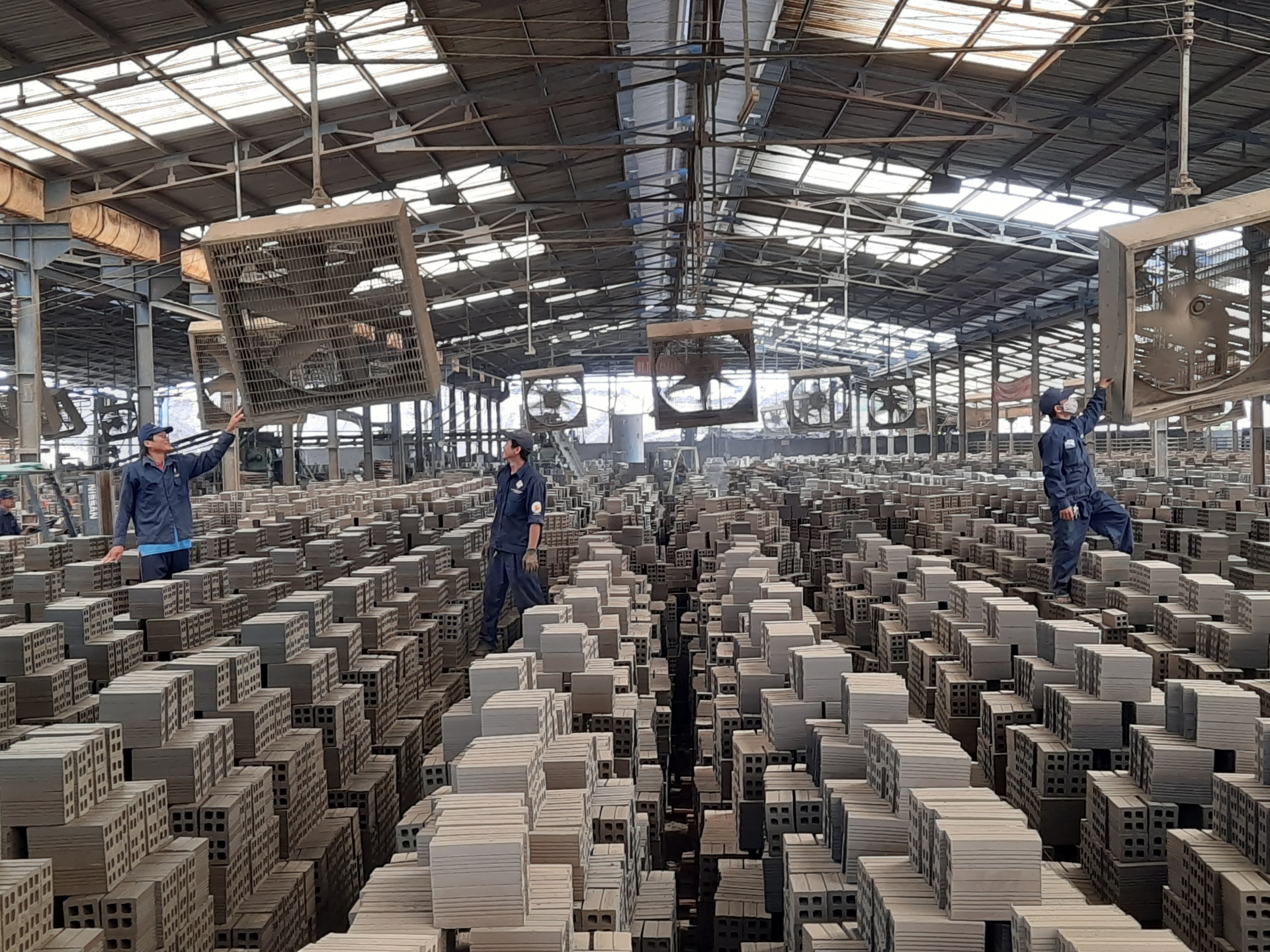 Một số việc nên làm để cải thiện điều kiện làm việc cho người lao động