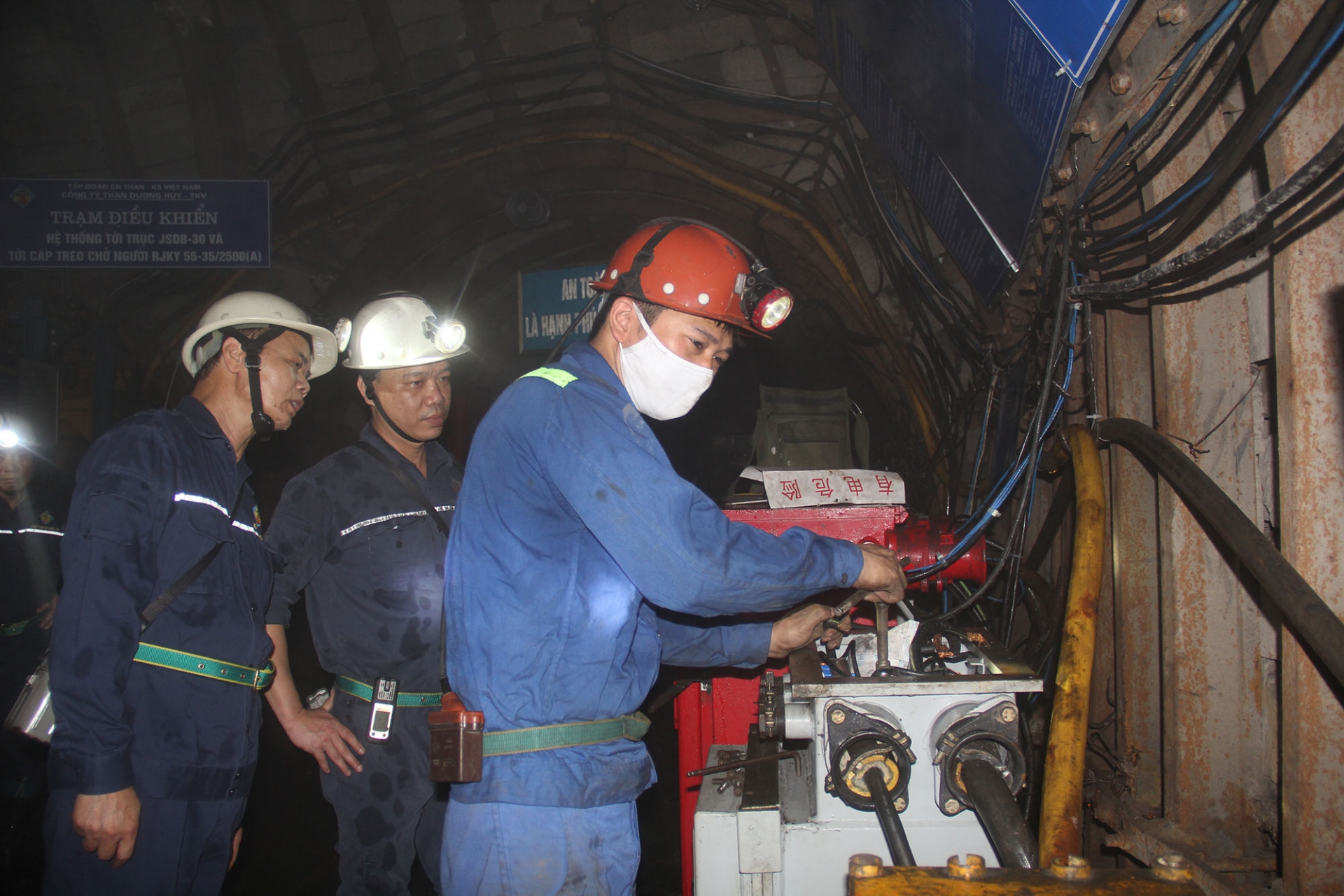 Tất cả vì tính mạng, sức khỏe và an toàn của người lao động Tất cả vì tính mạng, sức khỏe và an toàn của người lao động
