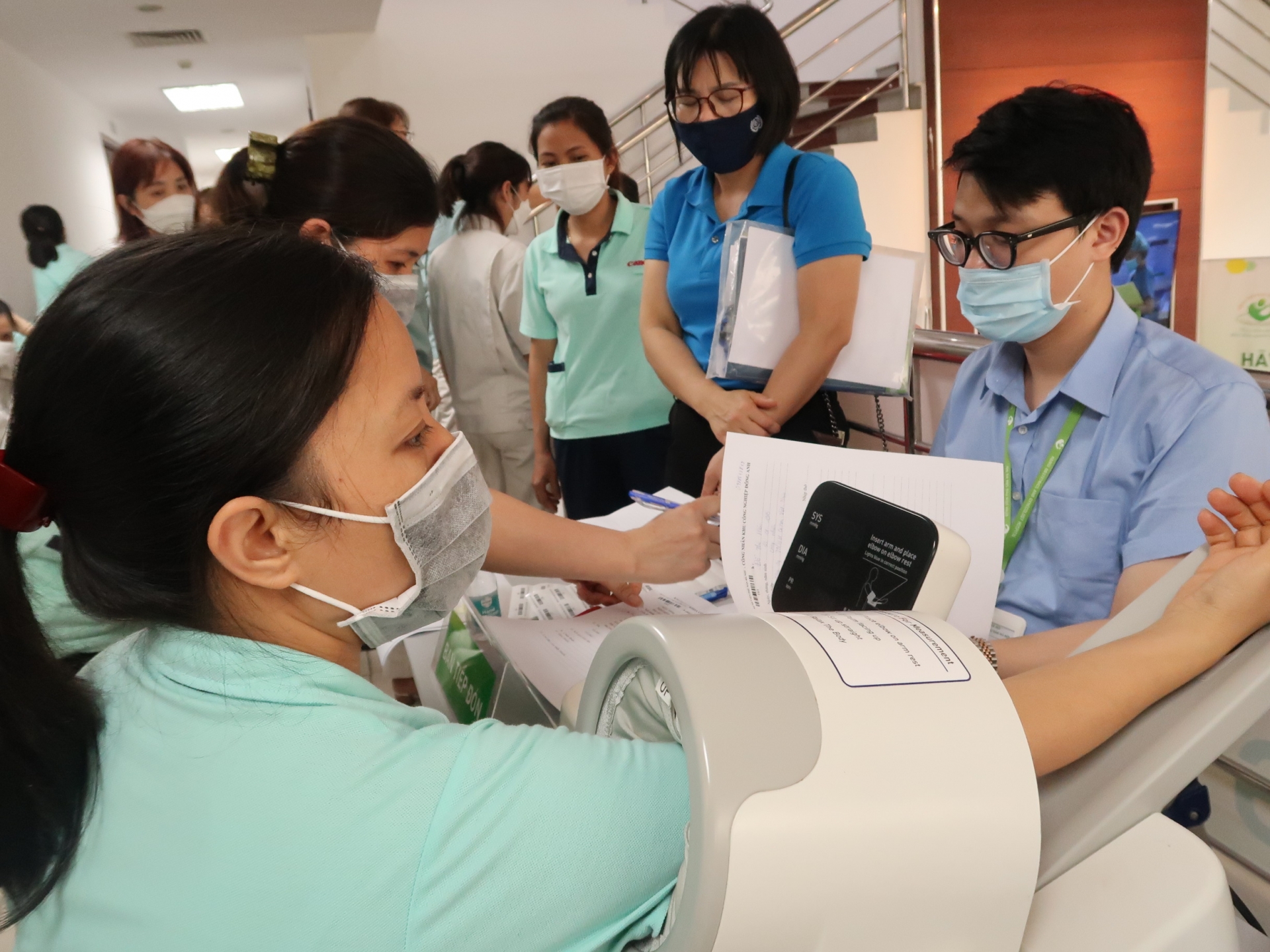 Khám bệnh miễn phí cho người lao động nhân dịp Tháng Công nhân Khám bệnh miễn phí cho người lao động nhân dịp Tháng Công nhân