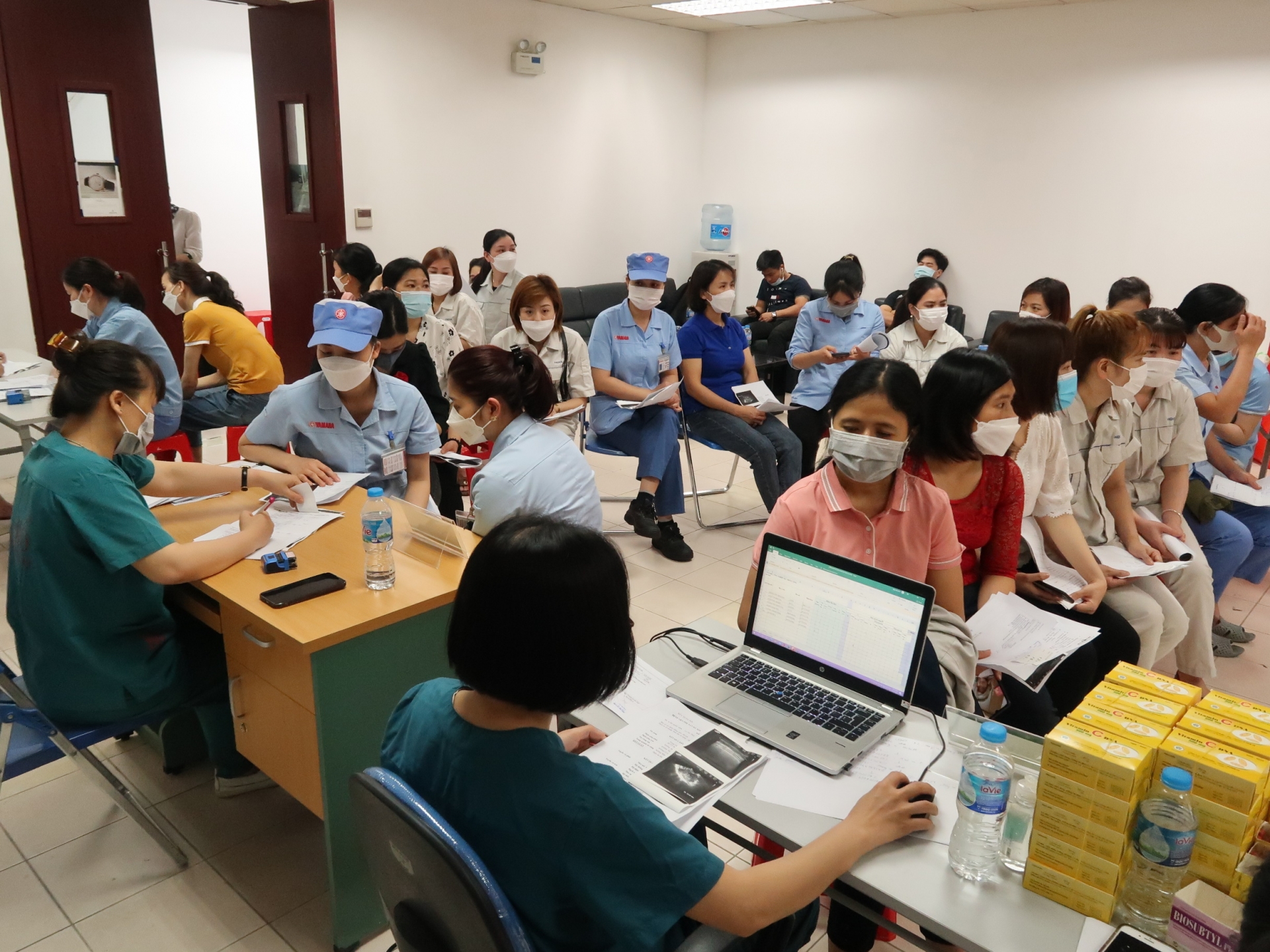 Khám bệnh miễn phí cho người lao động nhân dịp Tháng Công nhân Khám bệnh miễn phí cho người lao động nhân dịp Tháng Công nhân