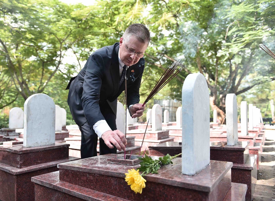 Tháng Tư hòa hợp