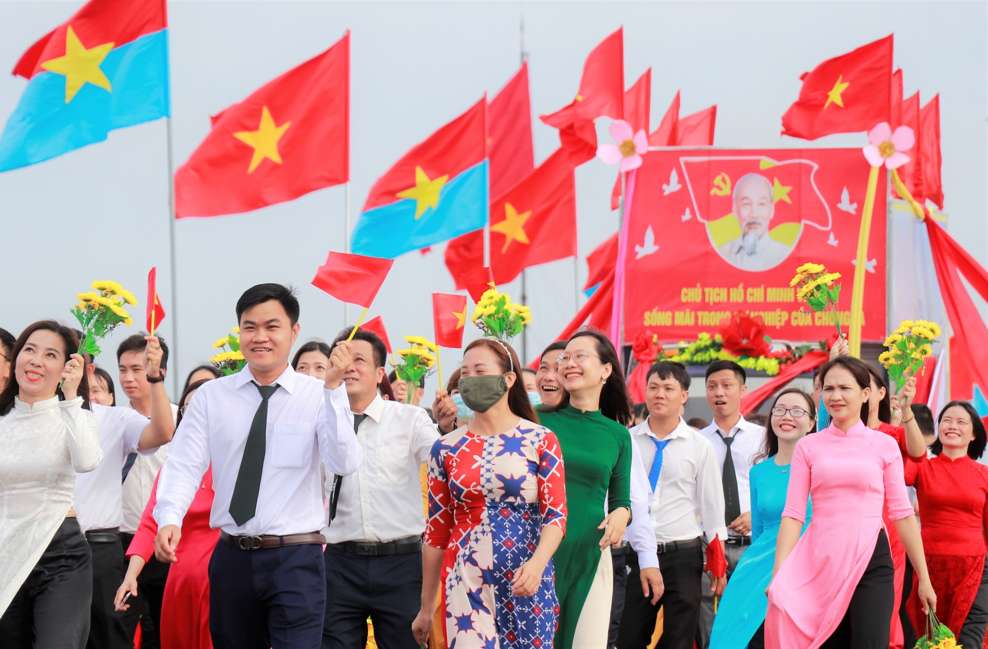 Hàng trăm CNVCLĐ Quảng Trị tham gia diễu hành tại Lễ thượng cờ “Thống nhất non sông” Hàng trăm CNVCLĐ Quảng Trị tham gia diễu hành tại Lễ thượng cờ “Thống nhất non sông”