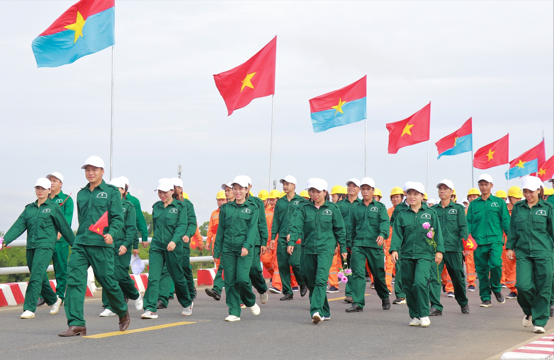 Hàng trăm CNVCLĐ Quảng Trị tham gia diễu hành tại Lễ thượng cờ “Thống nhất non sông” Hàng trăm CNVCLĐ Quảng Trị tham gia diễu hành tại Lễ thượng cờ “Thống nhất non sông”