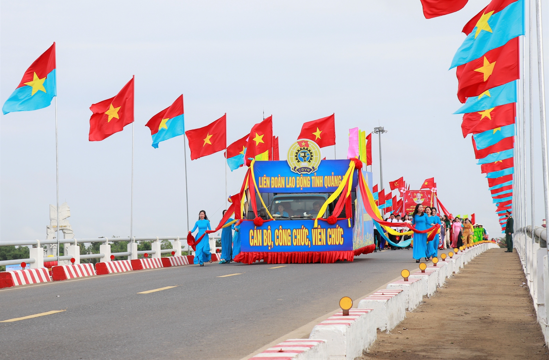 Hàng trăm CNVCLĐ Quảng Trị tham gia diễu hành tại Lễ thượng cờ “Thống nhất non sông” Hàng trăm CNVCLĐ Quảng Trị tham gia diễu hành tại Lễ thượng cờ “Thống nhất non sông”