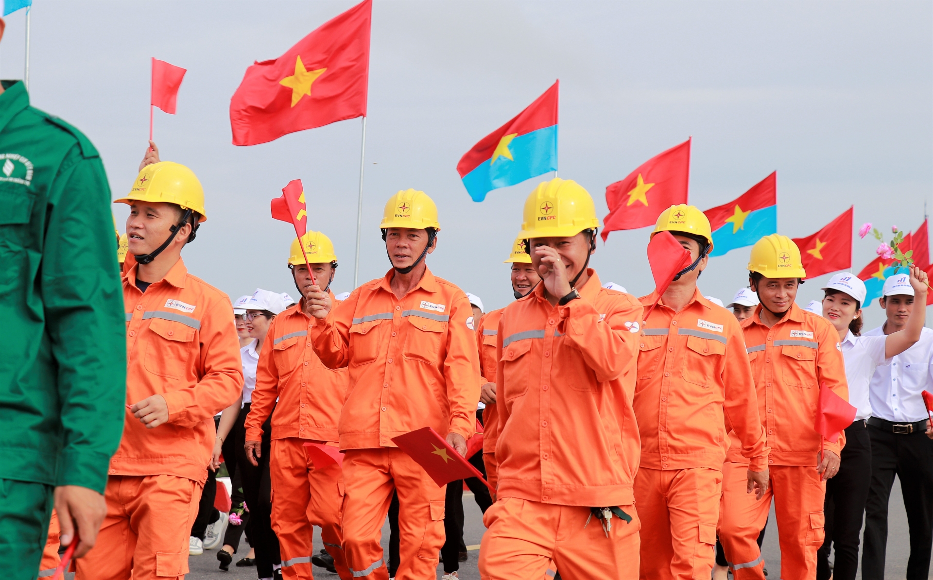 Hàng trăm CNVCLĐ Quảng Trị tham gia diễu hành tại Lễ thượng cờ “Thống nhất non sông” Hàng trăm CNVCLĐ Quảng Trị tham gia diễu hành tại Lễ thượng cờ “Thống nhất non sông”