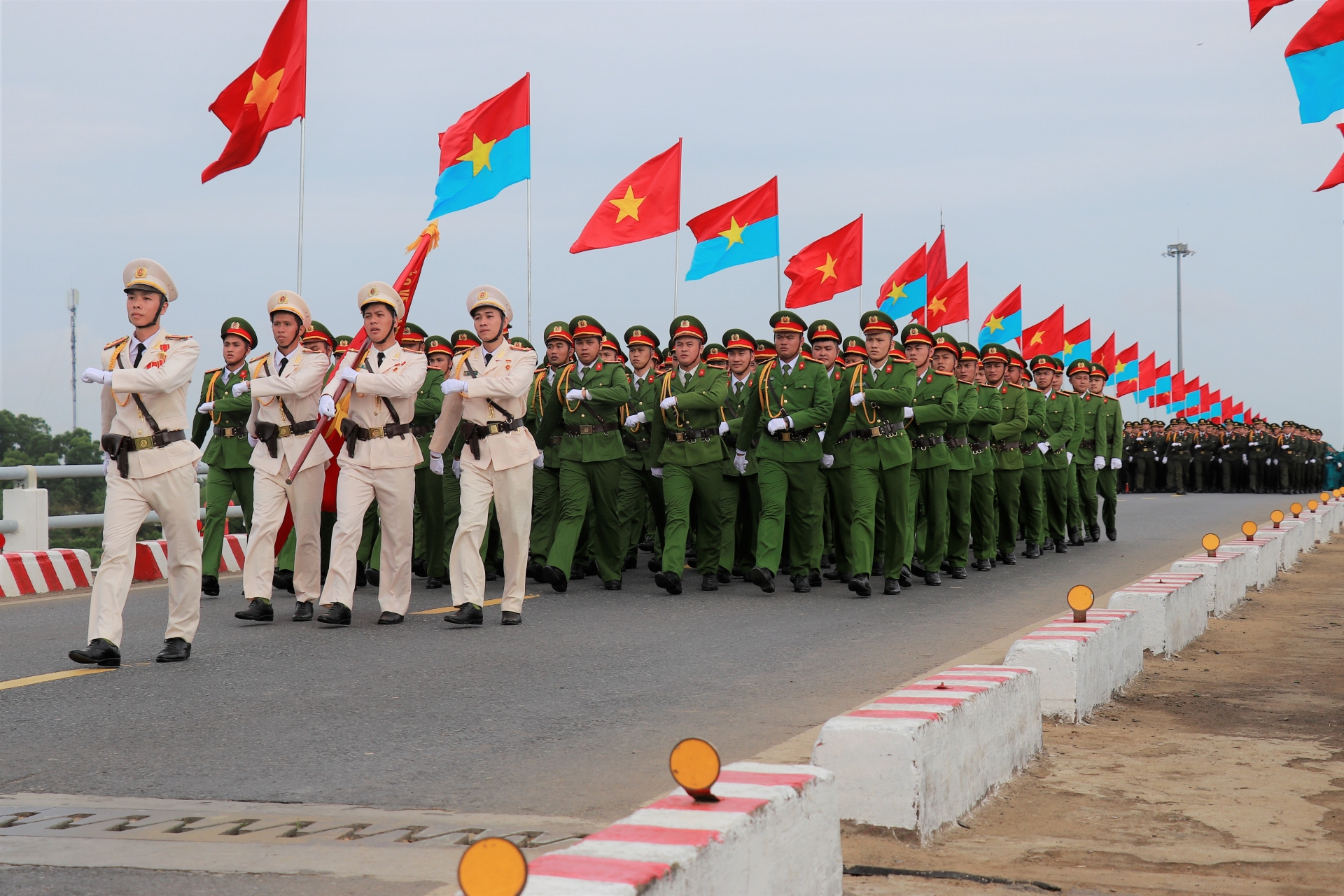 Hàng trăm CNVCLĐ Quảng Trị tham gia diễu hành tại Lễ thượng cờ “Thống nhất non sông” Hàng trăm CNVCLĐ Quảng Trị tham gia diễu hành tại Lễ thượng cờ “Thống nhất non sông”