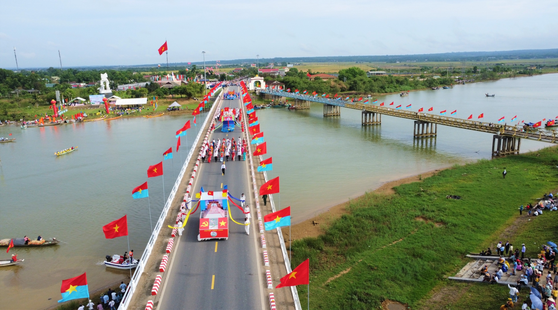 Hàng trăm CNVCLĐ Quảng Trị tham gia diễu hành tại Lễ thượng cờ “Thống nhất non sông” Hàng trăm CNVCLĐ Quảng Trị tham gia diễu hành tại Lễ thượng cờ “Thống nhất non sông”