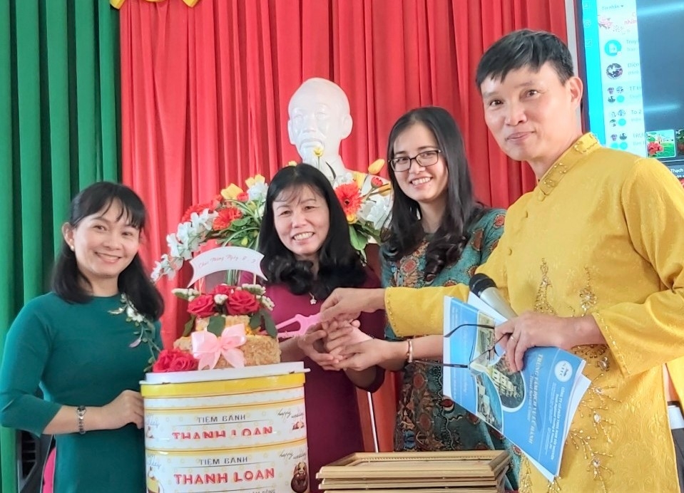 Phấn đấu giỏi chuyên môn để làm tốt nhiệm vụ công đoàn Phấn đấu giỏi chuyên môn để làm tốt nhiệm vụ Công đoàn