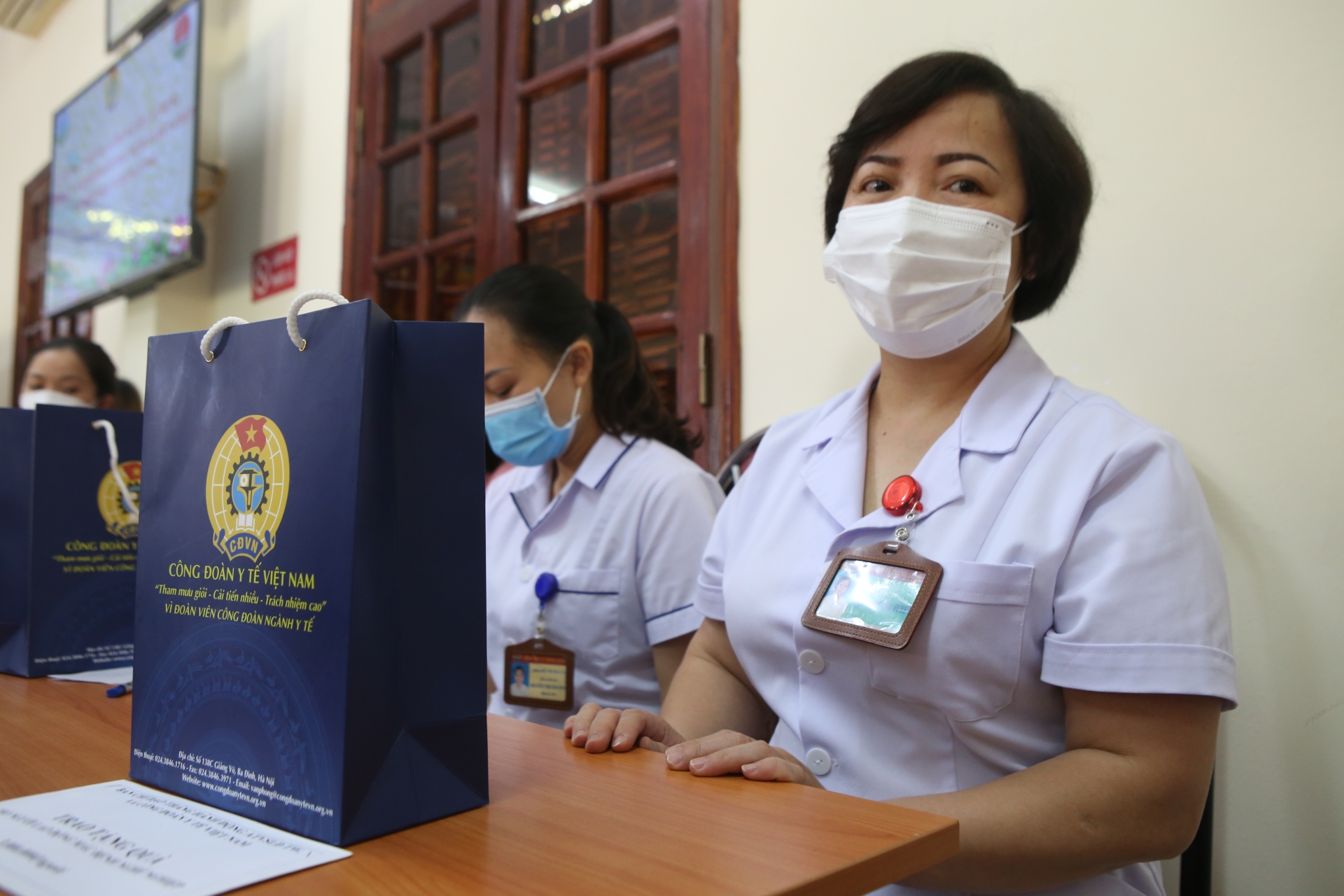 Trao quà cho người lao động mắc bệnh nghề nghiệp có hoàn cảnh khó khăn Trao quà cho người lao động mắc bệnh nghề nghiệp có hoàn cảnh khó khăn