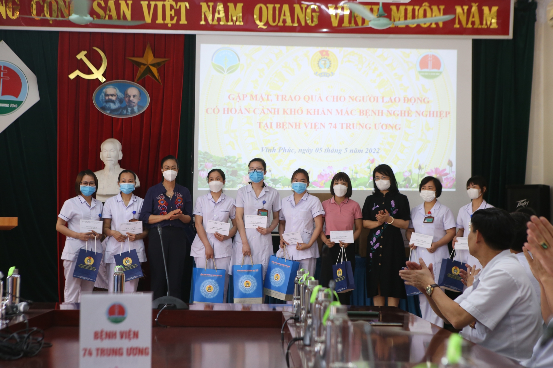 Trao quà cho người lao động mắc bệnh nghề nghiệp có hoàn cảnh khó khăn Trao quà cho người lao động mắc bệnh nghề nghiệp có hoàn cảnh khó khăn