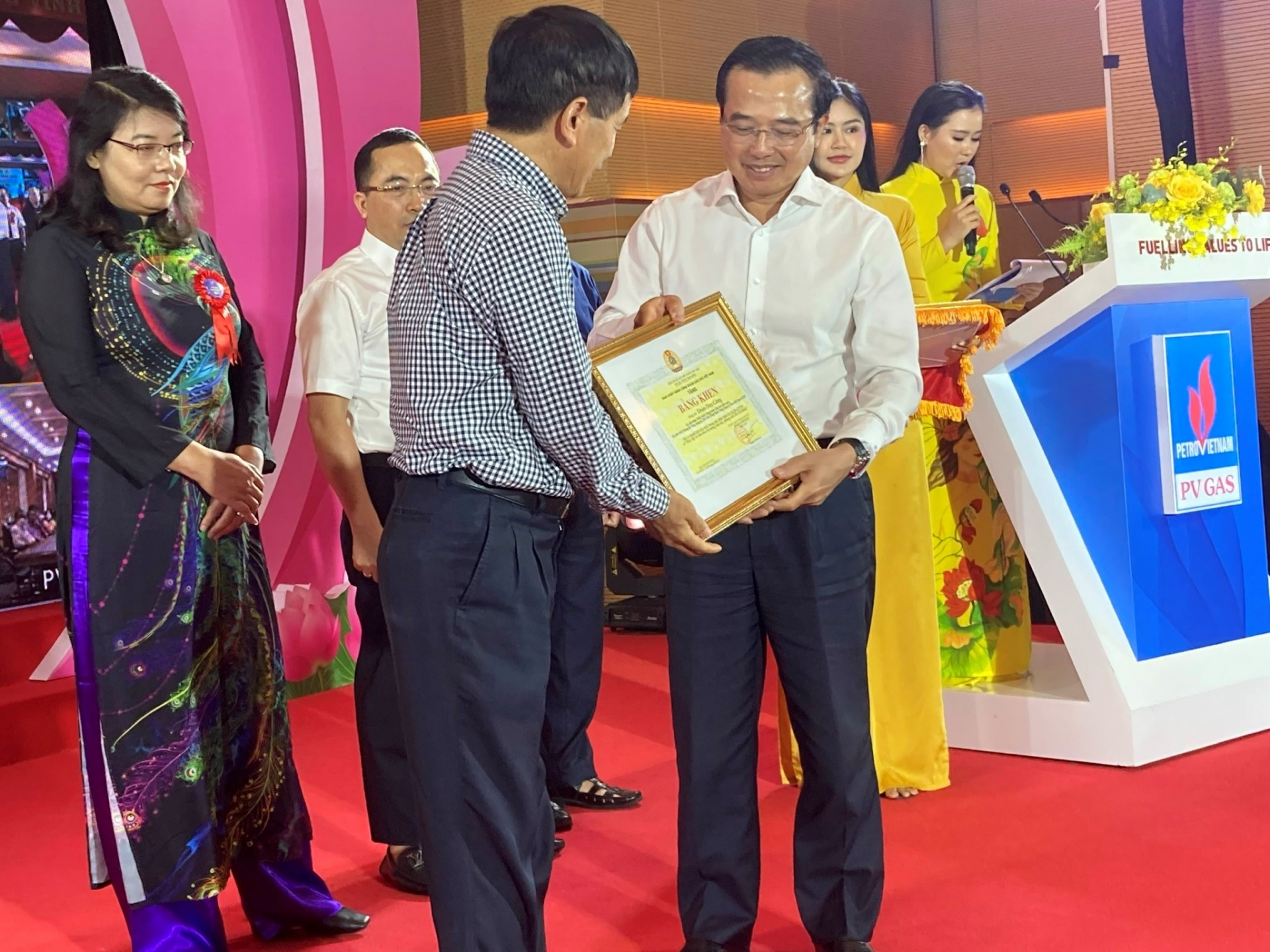 Công đoàn Dầu khí Việt Nam: Tôn vinh, hỗ trợ đoàn viên khó khăn trong Tháng công nhân