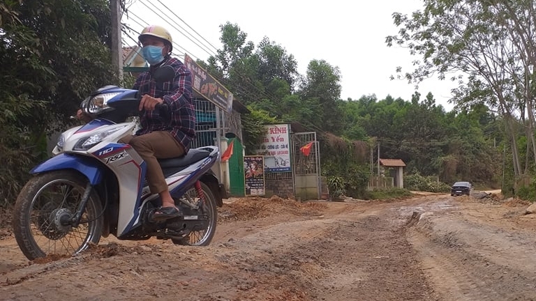 Thanh Hóa: "Oằn mình gánh" xe tải chở đất, đường tỉnh lộ xuống cấp nghiêm trọng