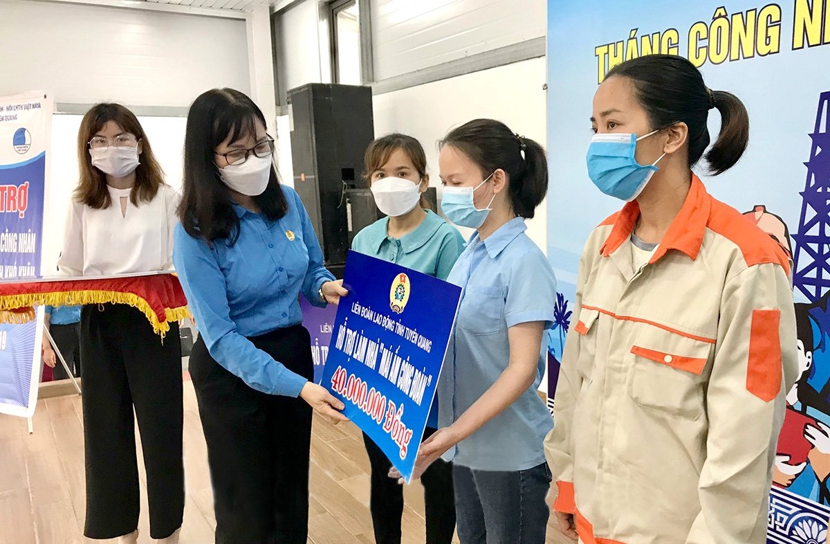 Tháng công nhân nói chuyện chia sẻ cùng công nhân