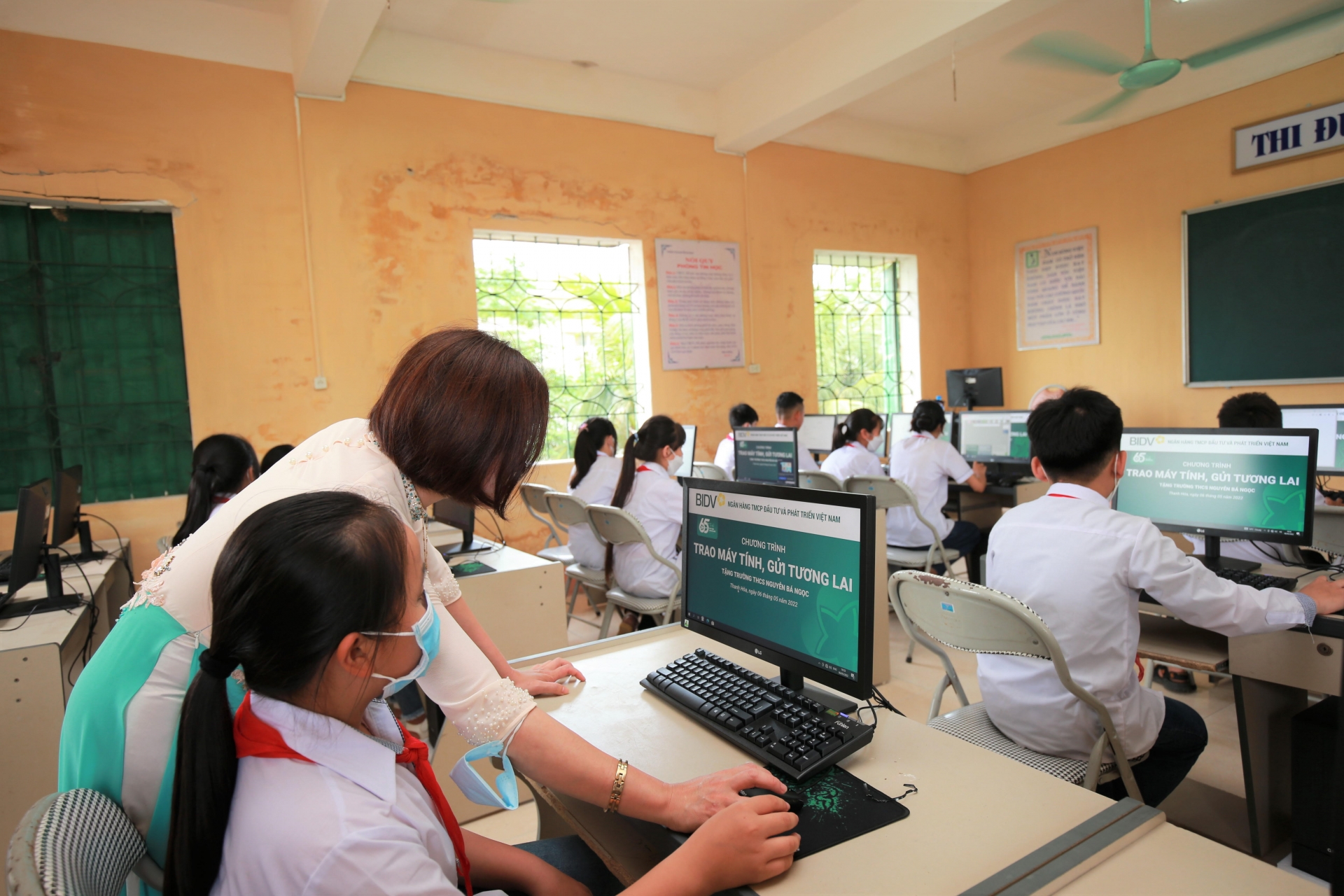 BIDV thực hiện chương trình “Trao máy tính, gửi tương lai” BIDV thực hiện chương trình “Trao máy tính, gửi tương lai”