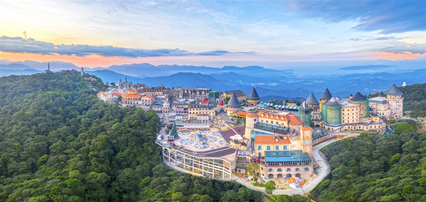 undefined Sun World Ba Na Hills hóa xứ sở của những người khổng lồ
