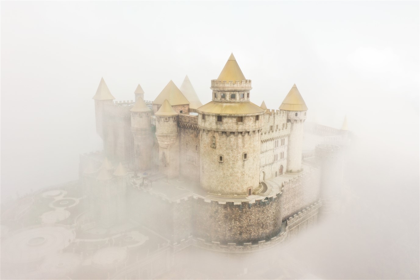 undefined Sun World Ba Na Hills hóa xứ sở của những người khổng lồ