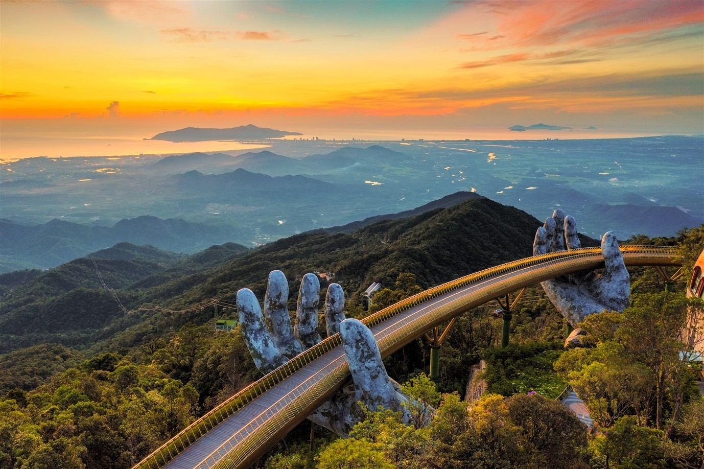 undefined Sun World Ba Na Hills hóa xứ sở của những người khổng lồ