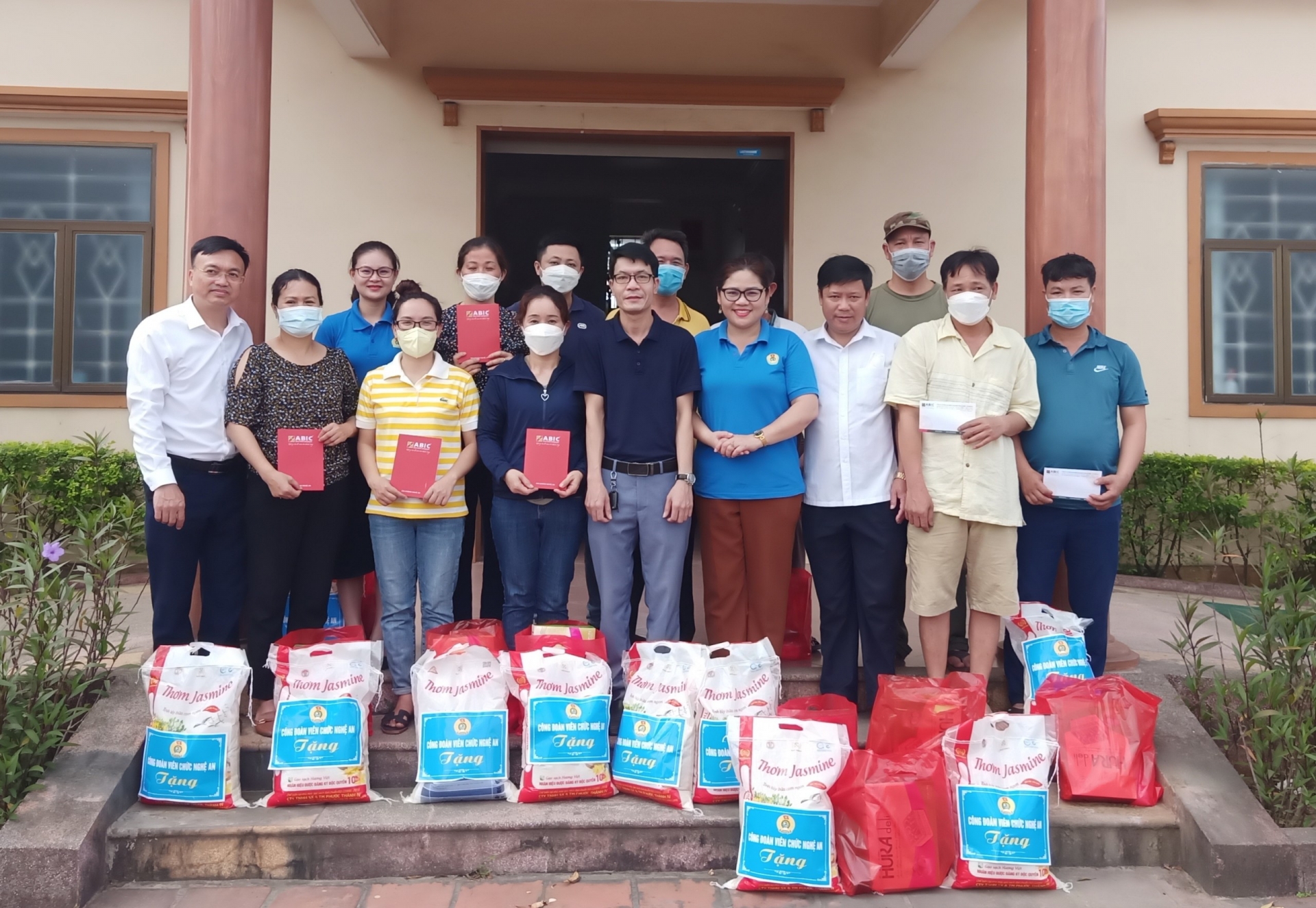 Thiết thực, thân tình từ những món quà của Công đoàn Viên chức Nghệ An Thiết thực, thân tình từ những món quà của Công đoàn Viên chức Nghệ An