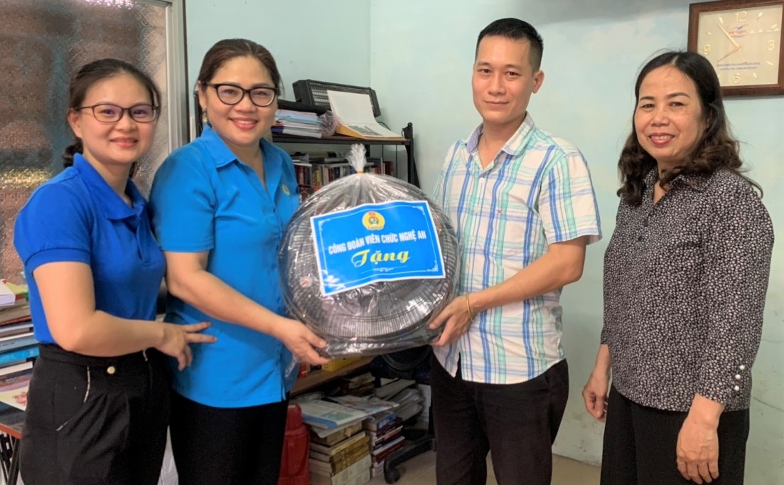 Thiết thực, thân tình từ những món quà của Công đoàn Viên chức Nghệ An Thiết thực, thân tình từ những món quà của Công đoàn Viên chức Nghệ An