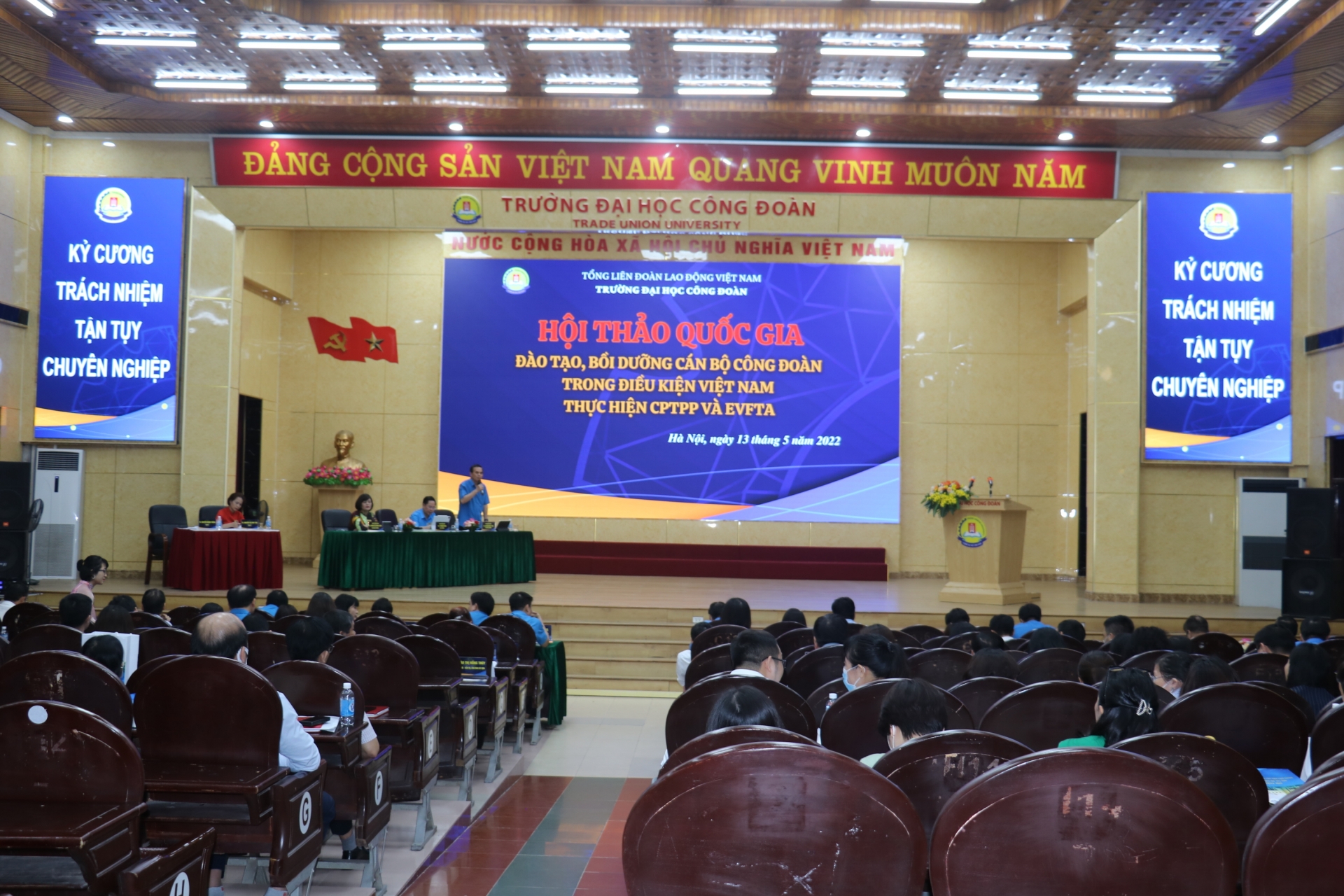 Nâng cao chất lượng cán bộ công đoàn thông qua đào tạo, bồi dưỡng Nâng cao chất lượng cán bộ công đoàn thông qua đào tạo, bồi dưỡng