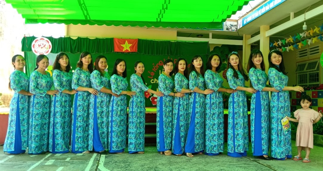 Nữ hiệu trưởng cùng công đoàn xây dựng mái nhà chung