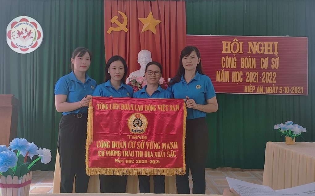 Nữ hiệu trưởng cùng công đoàn xây dựng mái nhà chung