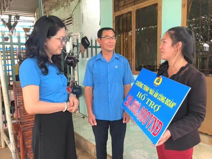 LĐLĐ tỉnh Gia Lai đến nhà thăm hỏi và tặng quà cho đoàn viên, NLĐ