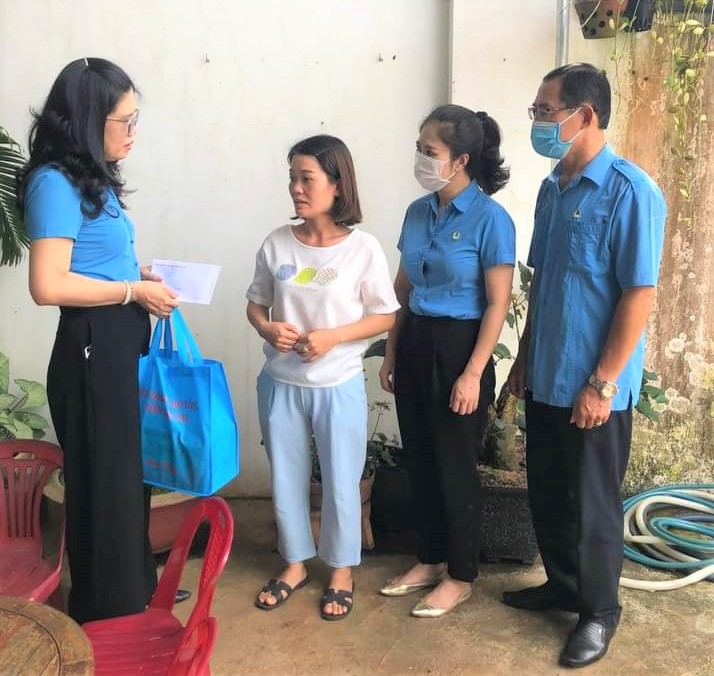 LĐLĐ tỉnh Gia Lai đến nhà thăm hỏi và tặng quà cho đoàn viên, NLĐ