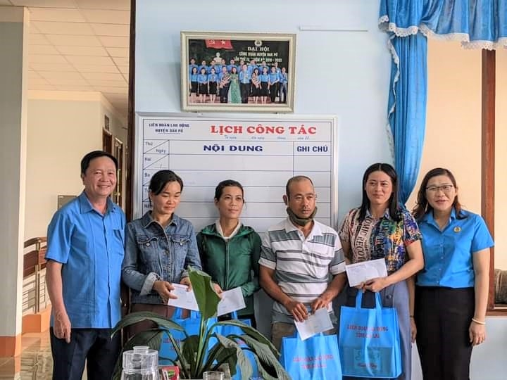 LĐLĐ tỉnh Gia Lai đến nhà thăm hỏi và tặng quà cho đoàn viên, NLĐ
