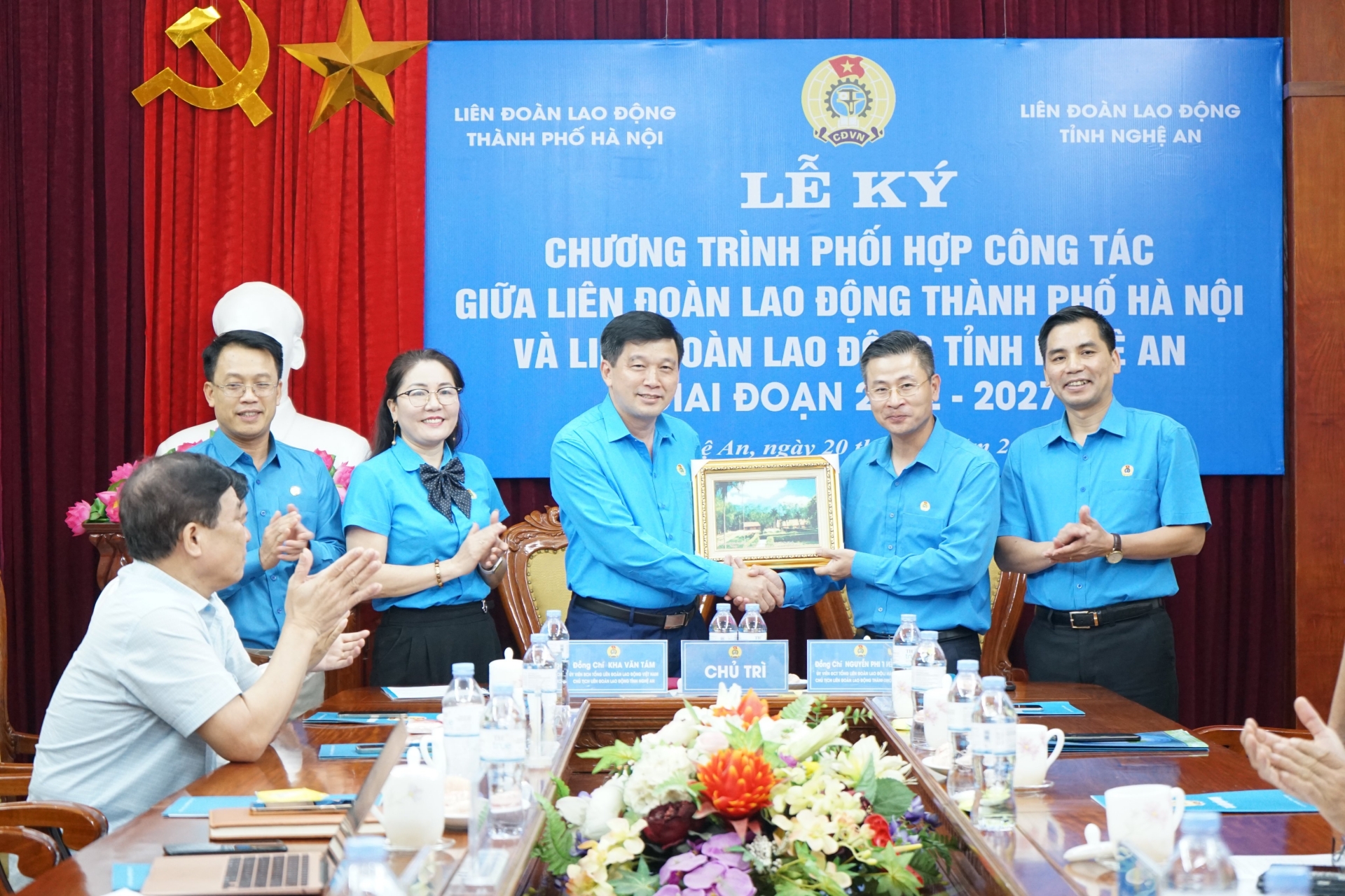 LĐLĐ Nghệ An và LĐLĐ TP Hà Nội ký kết chương trình phối hợp công tác