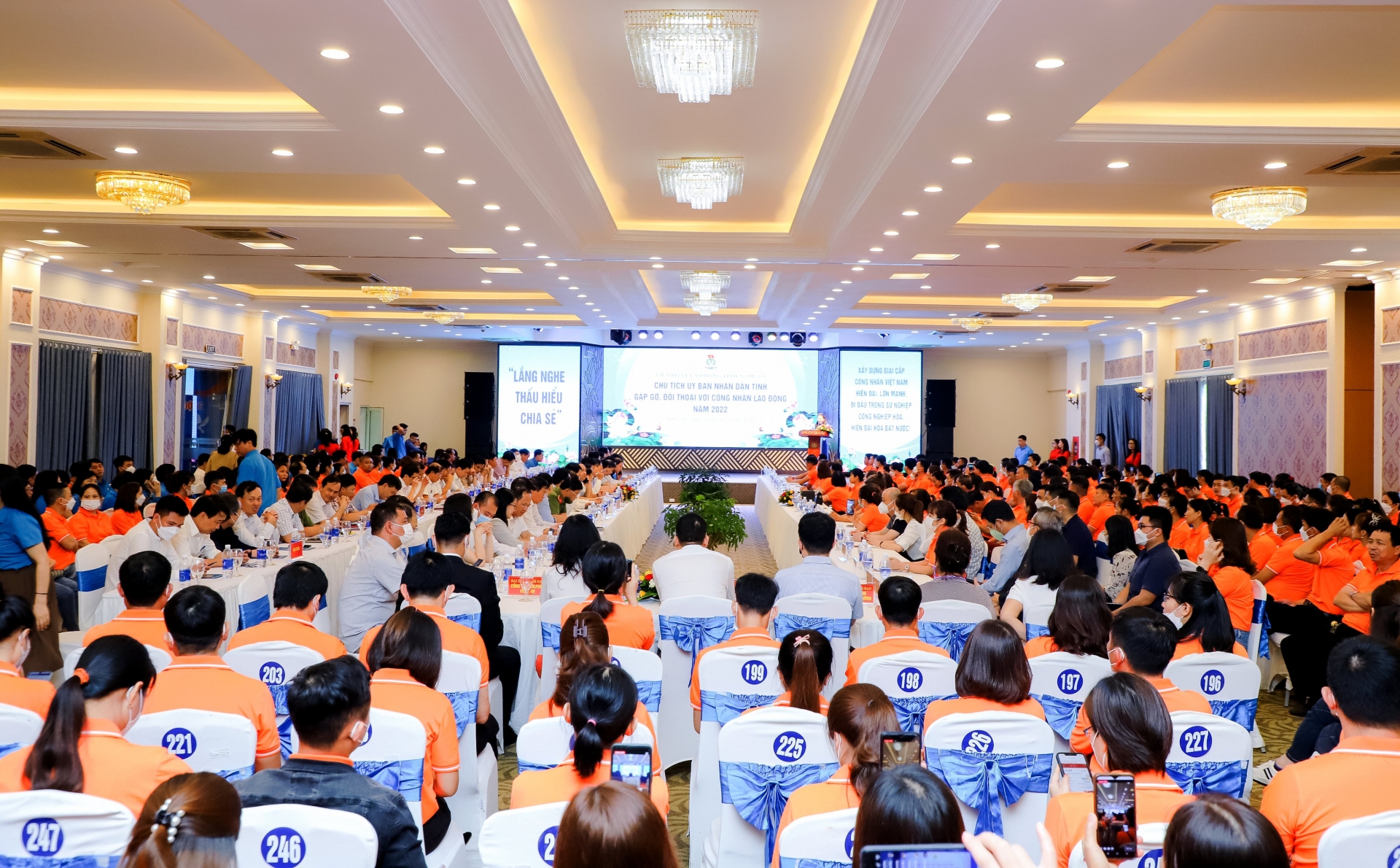 Chủ tịch UBND tỉnh Nghệ An gặp gỡ, đối thoại trực tiếp với công nhân lao động Chủ tịch UBND tỉnh Nghệ An gặp gỡ, đối thoại với công nhân lao động