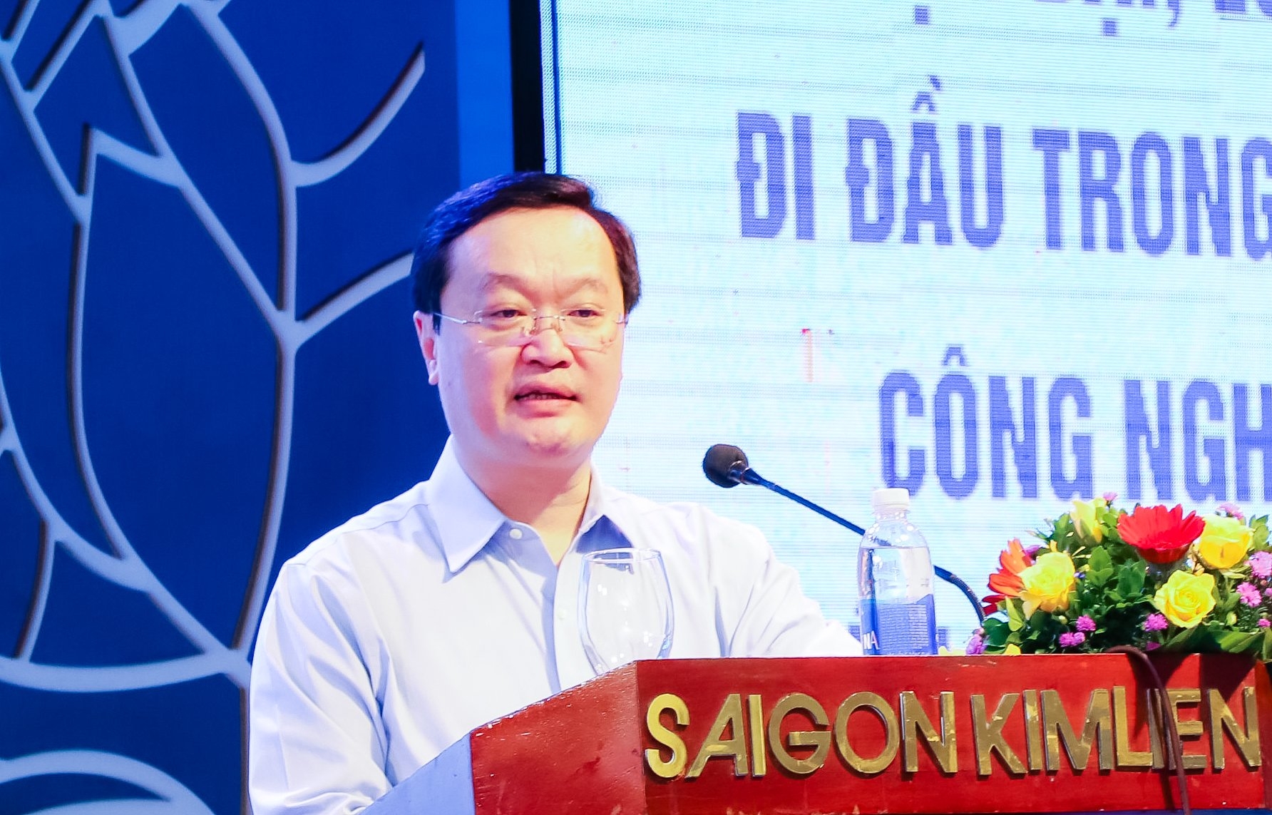 Chủ tịch UBND tỉnh Nghệ An gặp gỡ, đối thoại trực tiếp với công nhân lao động Chủ tịch UBND tỉnh Nghệ An gặp gỡ, đối thoại với công nhân lao động