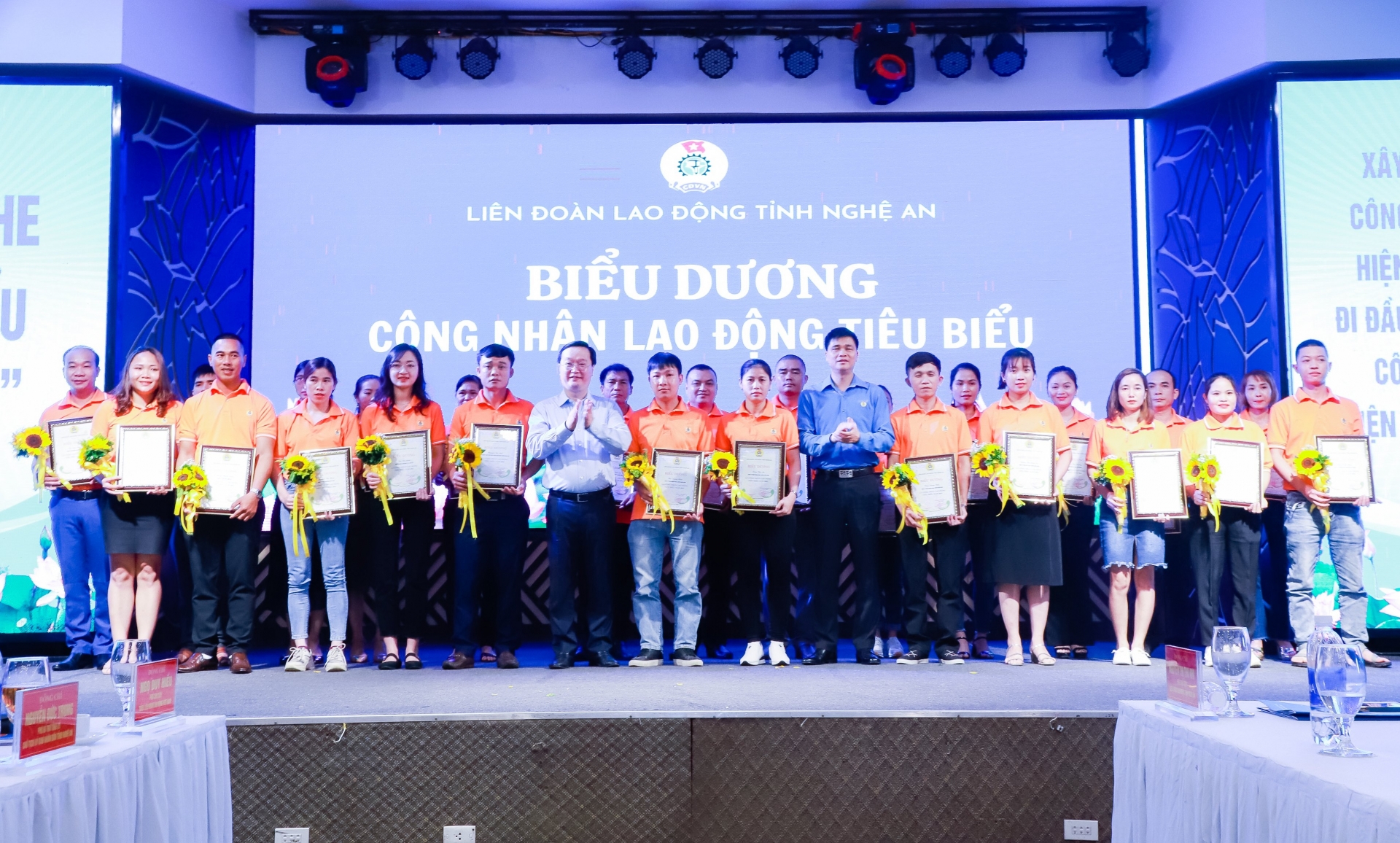 Công nhân lao động Nghệ An hài lòng khi đối thoại trực tiếp với Chủ tịch UBND tỉnh Công nhân lao động Nghệ An hài lòng khi đối thoại trực tiếp với Chủ tịch UBND tỉnh