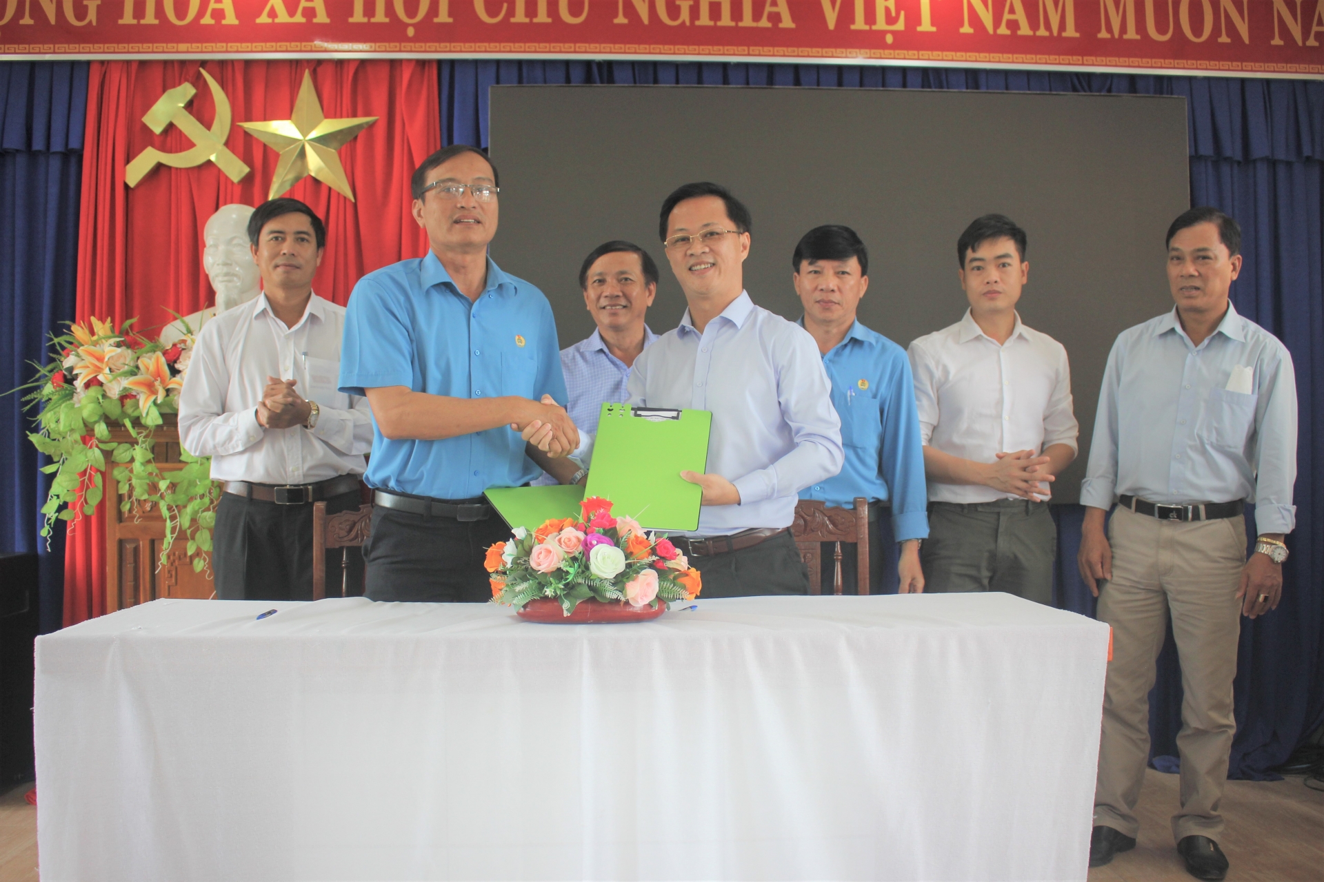 LĐLĐ tỉnh Quảng Nam ký thỏa thuận hợp tác với Công ty Việt Phú (Movi)
