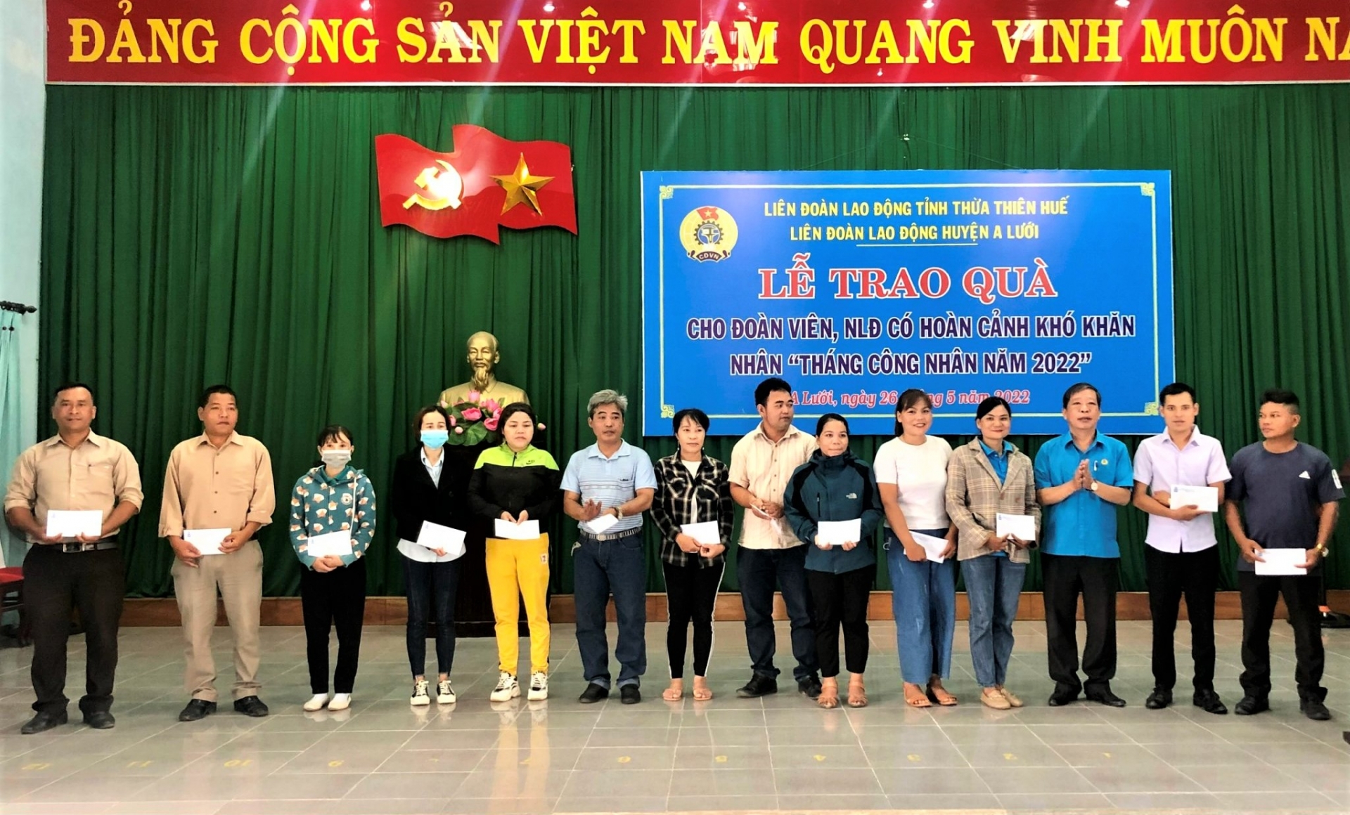 LĐLĐ huyện A Lưới: Chăm lo cho đoàn viên, NLĐ khó khăn nhân dịp Tháng Công nhân LĐLĐ huyện A Lưới: Chăm lo cho đoàn viên, NLĐ khó khăn nhân dịp Tháng Công nhân